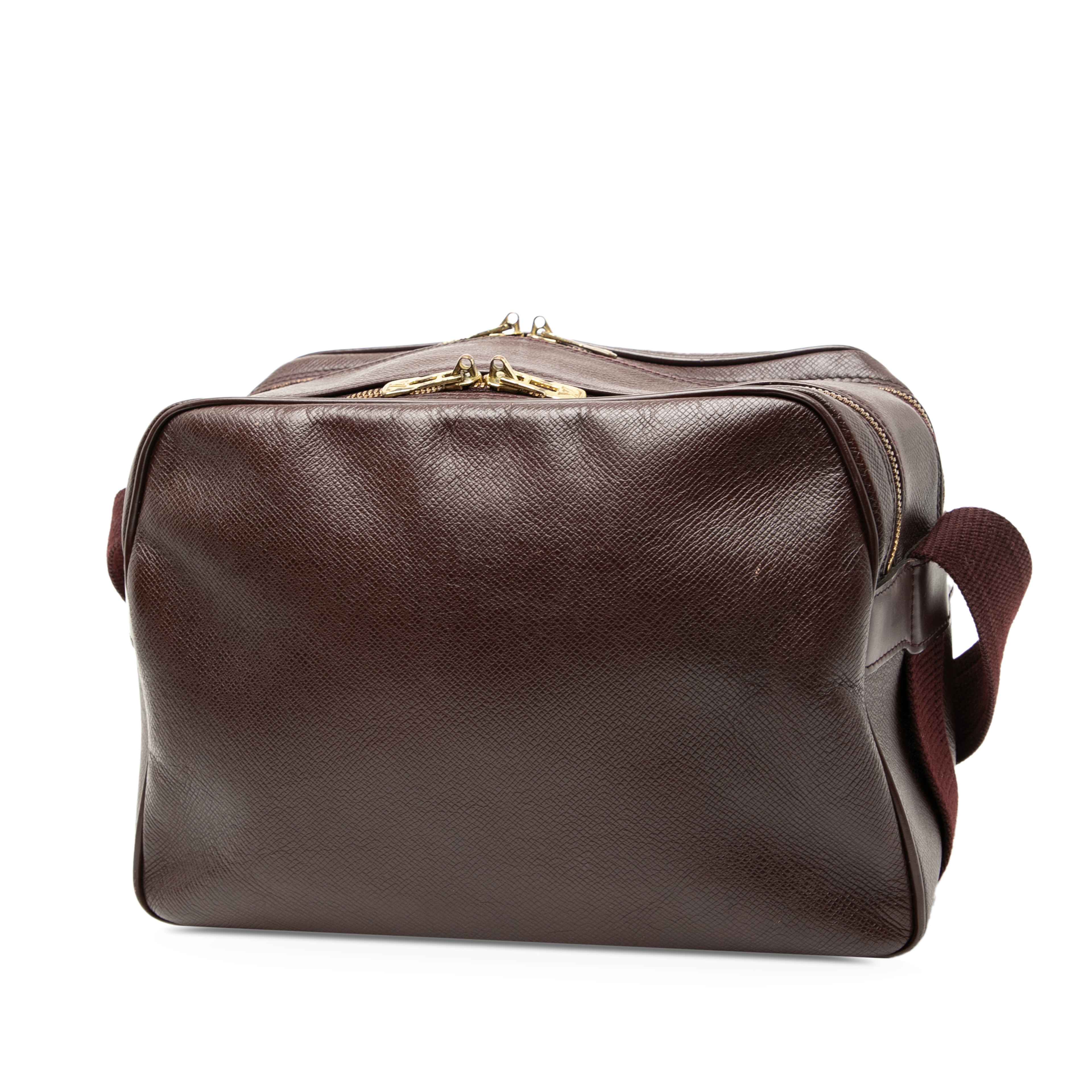 Louis Vuitton Taiga Reporter Pm, från Luxclusif, i färgen bordeaux. Klicka för att öppna bilden i stort format