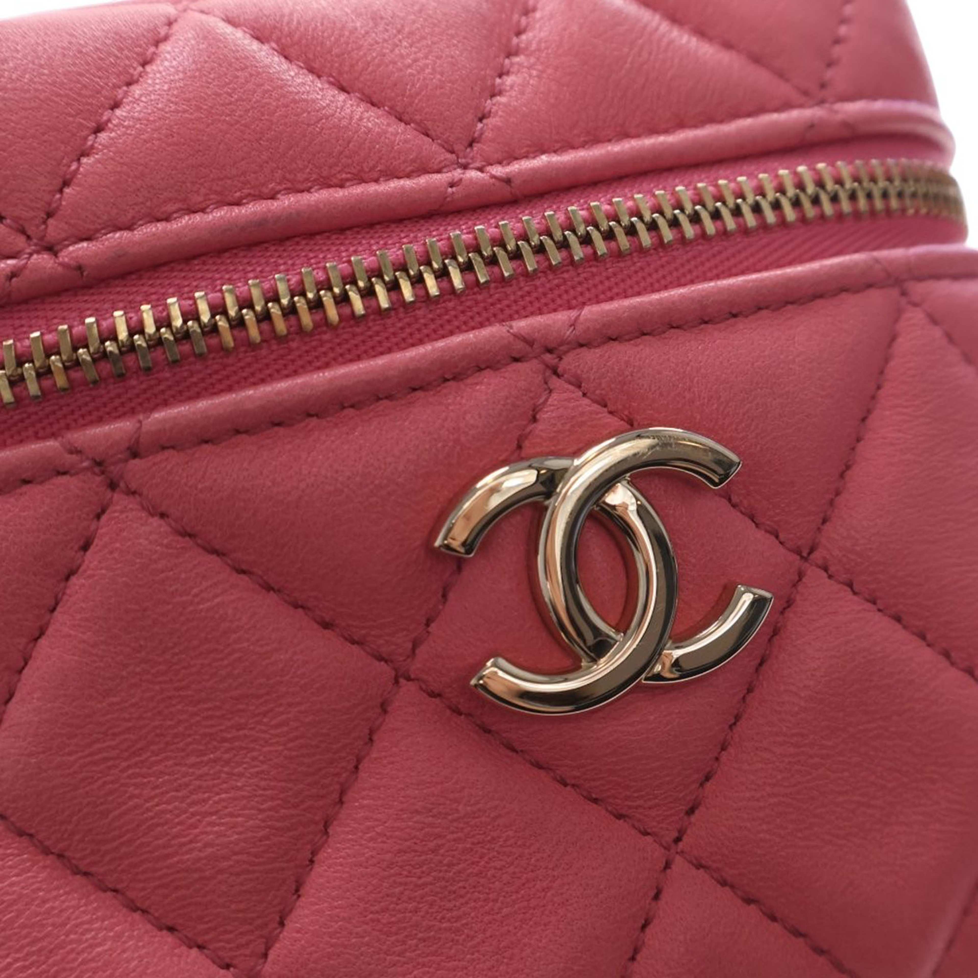 Chanel Quilted Lambskin Cube Chain Wristlet Case, från Luxclusif, i färgen pink. Klicka för att öppna bilden i stort format