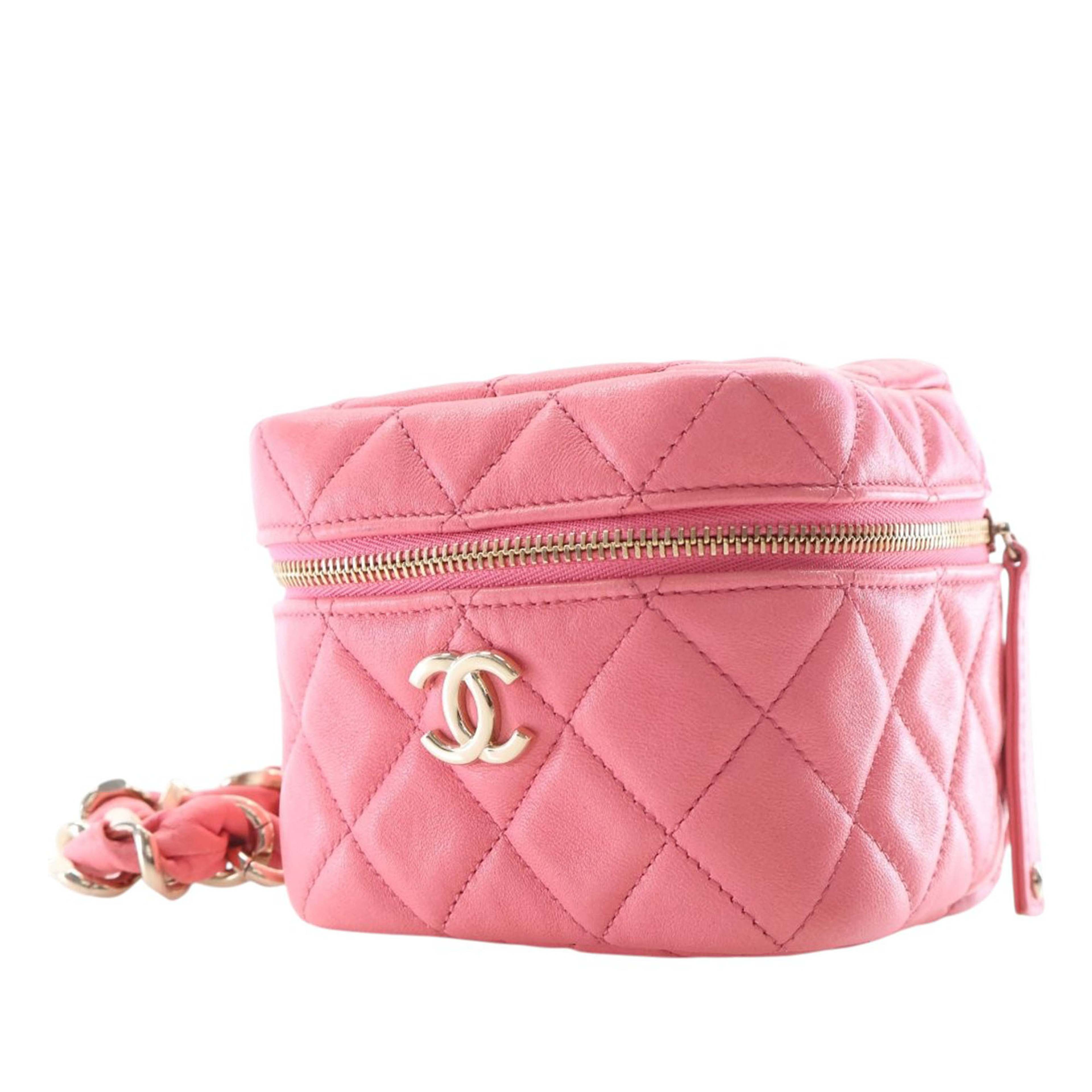 Chanel Quilted Lambskin Cube Chain Wristlet Case, från Luxclusif, i färgen rosa. Klicka för att öppna bilden i stort format