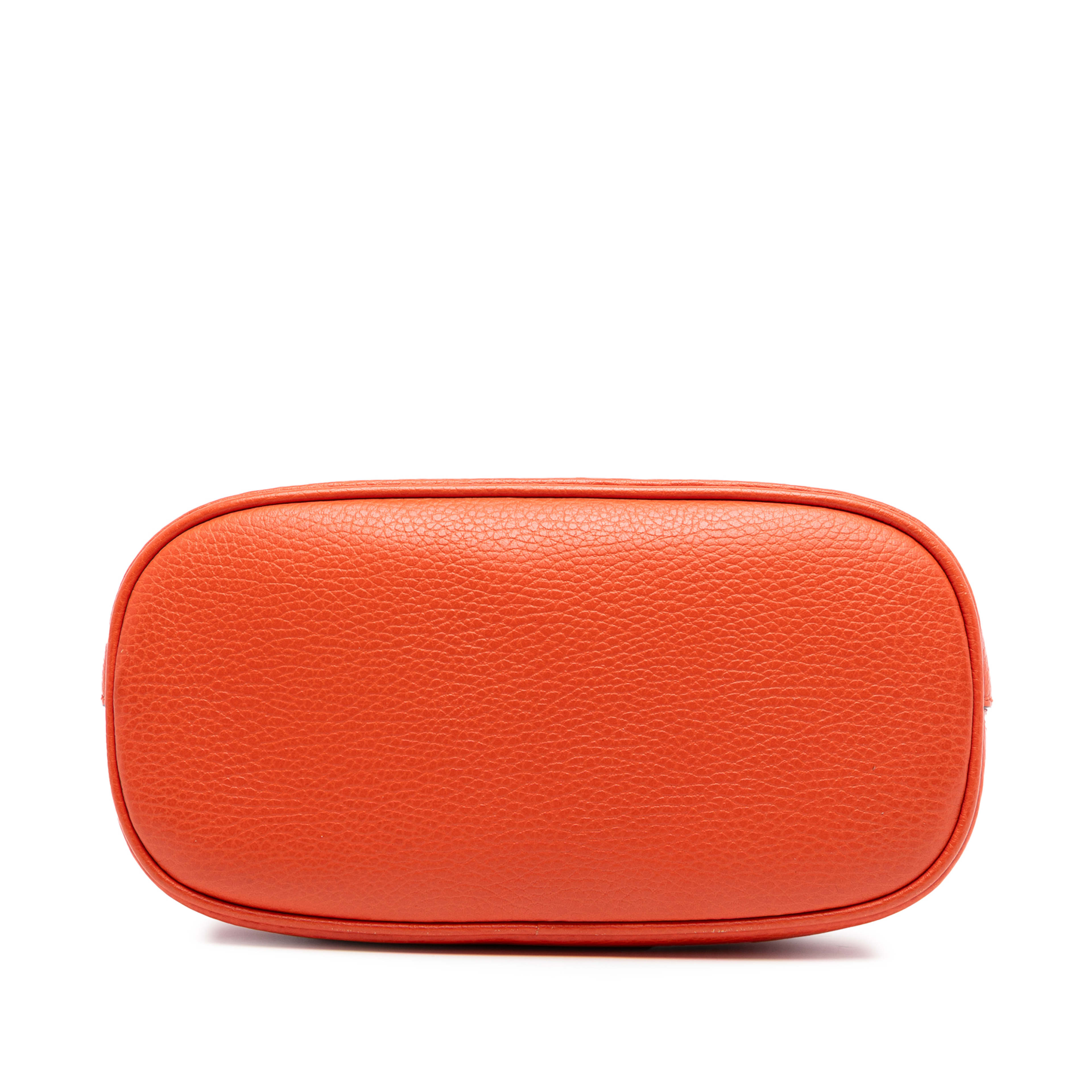 Gucci Mini Leather Gg Charm Dome Satchel, från Luxclusif, i färgen dark orange. Klicka för att öppna bilden i stort format