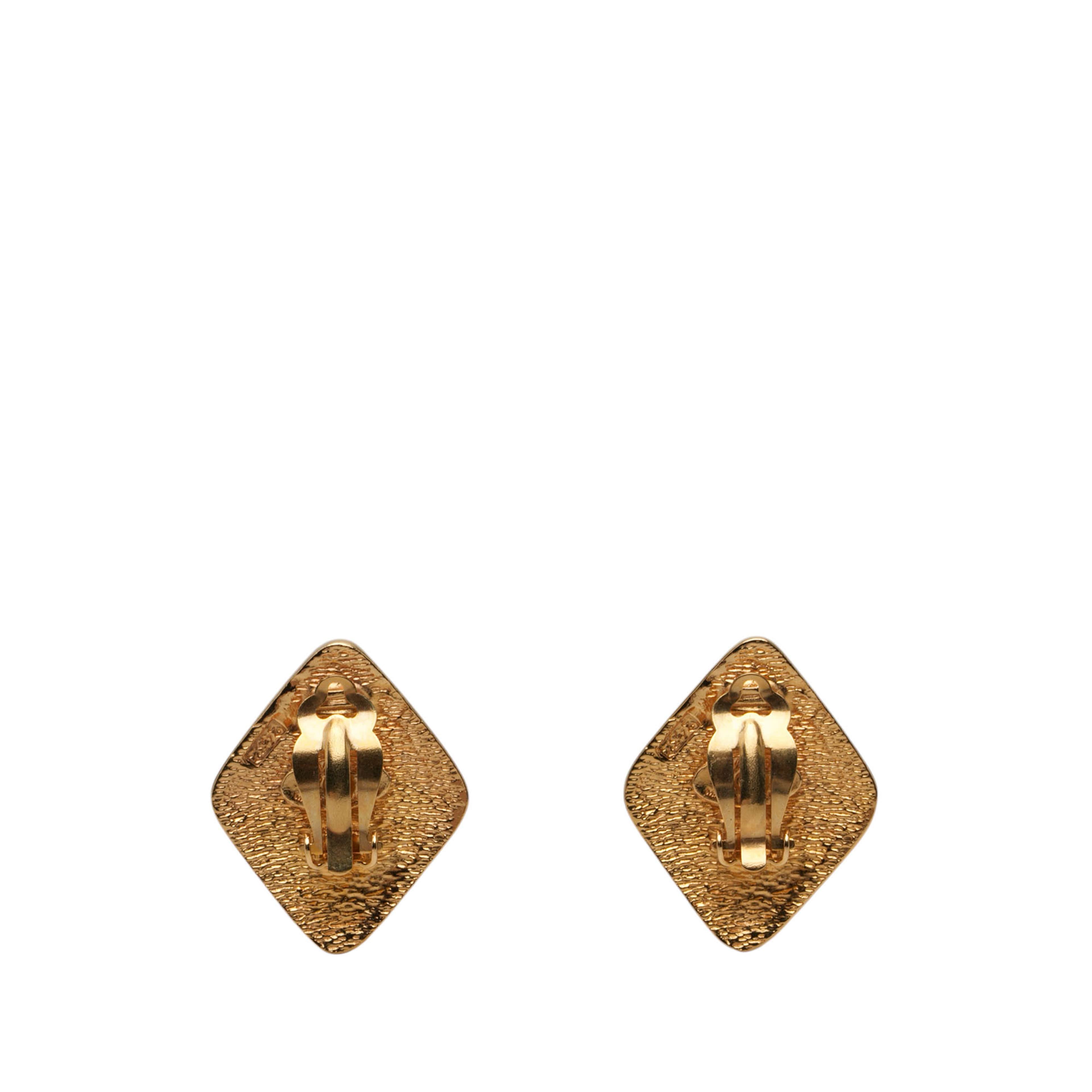Chanel Cc Gold Plated Rhombus Clip On Earrings, från Luxclusif, i färgen guld. Klicka för att öppna bilden i stort format