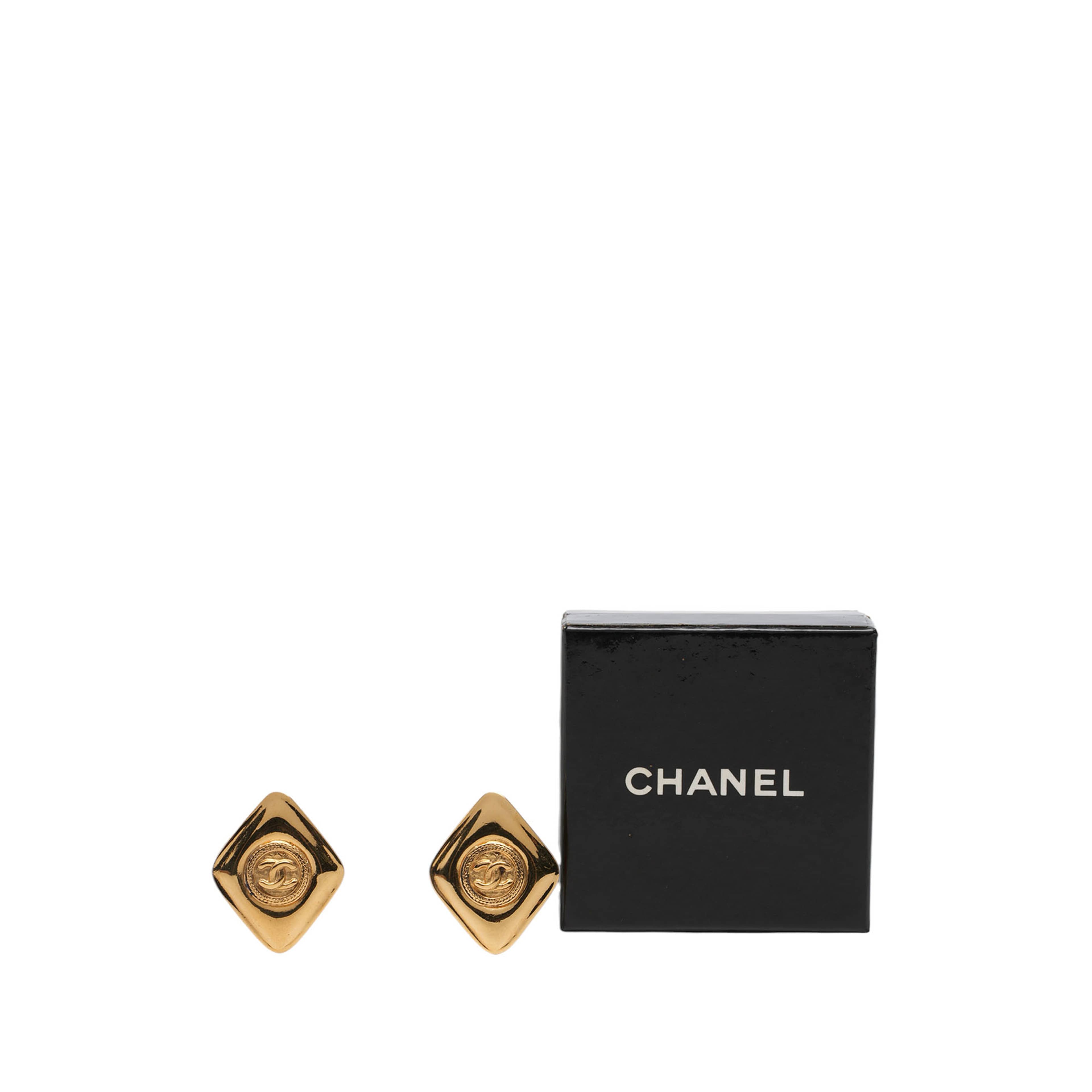 Chanel Cc Gold Plated Rhombus Clip On Earrings, från Luxclusif, i färgen guld. Klicka för att öppna bilden i stort format