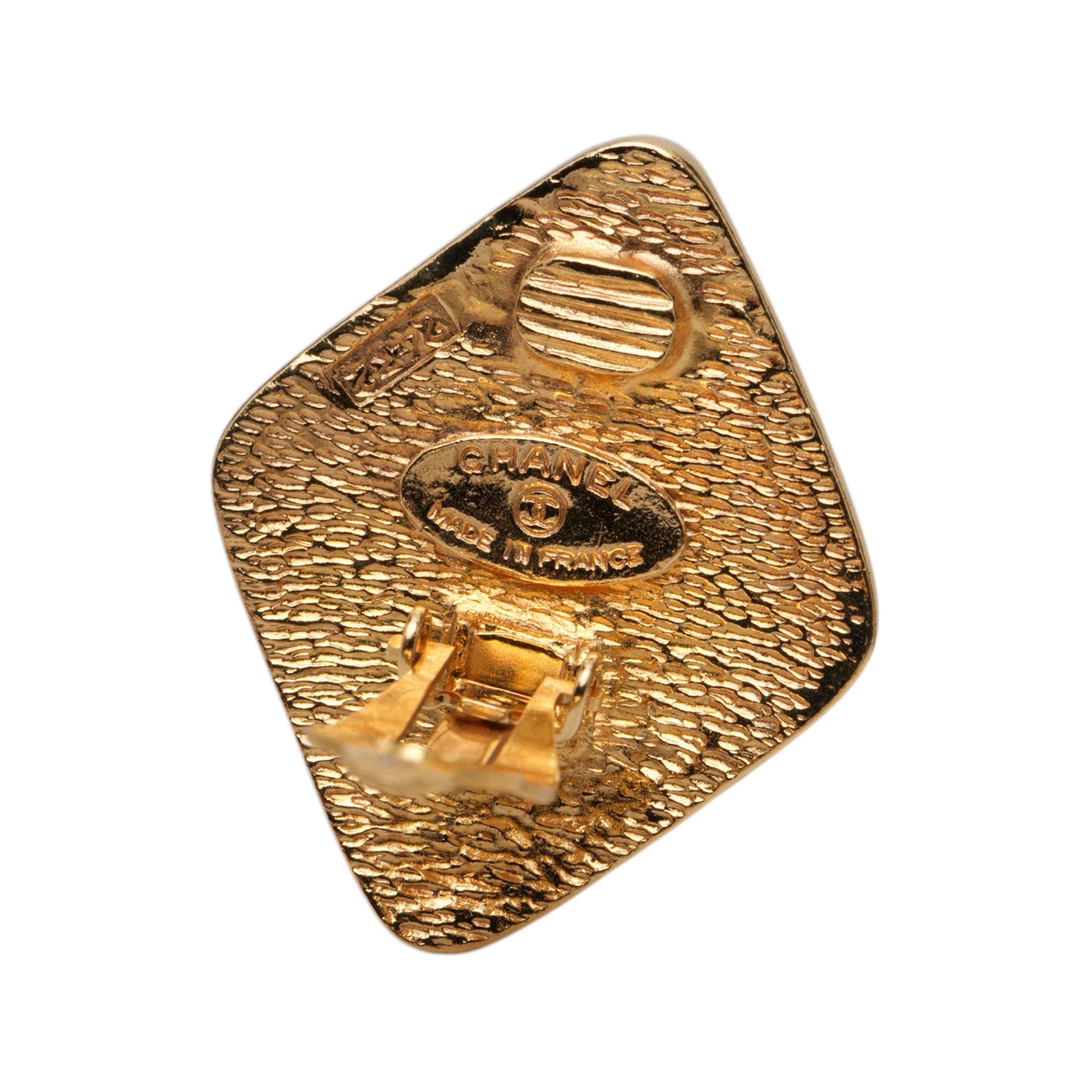 Chanel Cc Gold Plated Rhombus Clip On Earrings, från Luxclusif, i färgen guld. Klicka för att öppna bilden i stort format