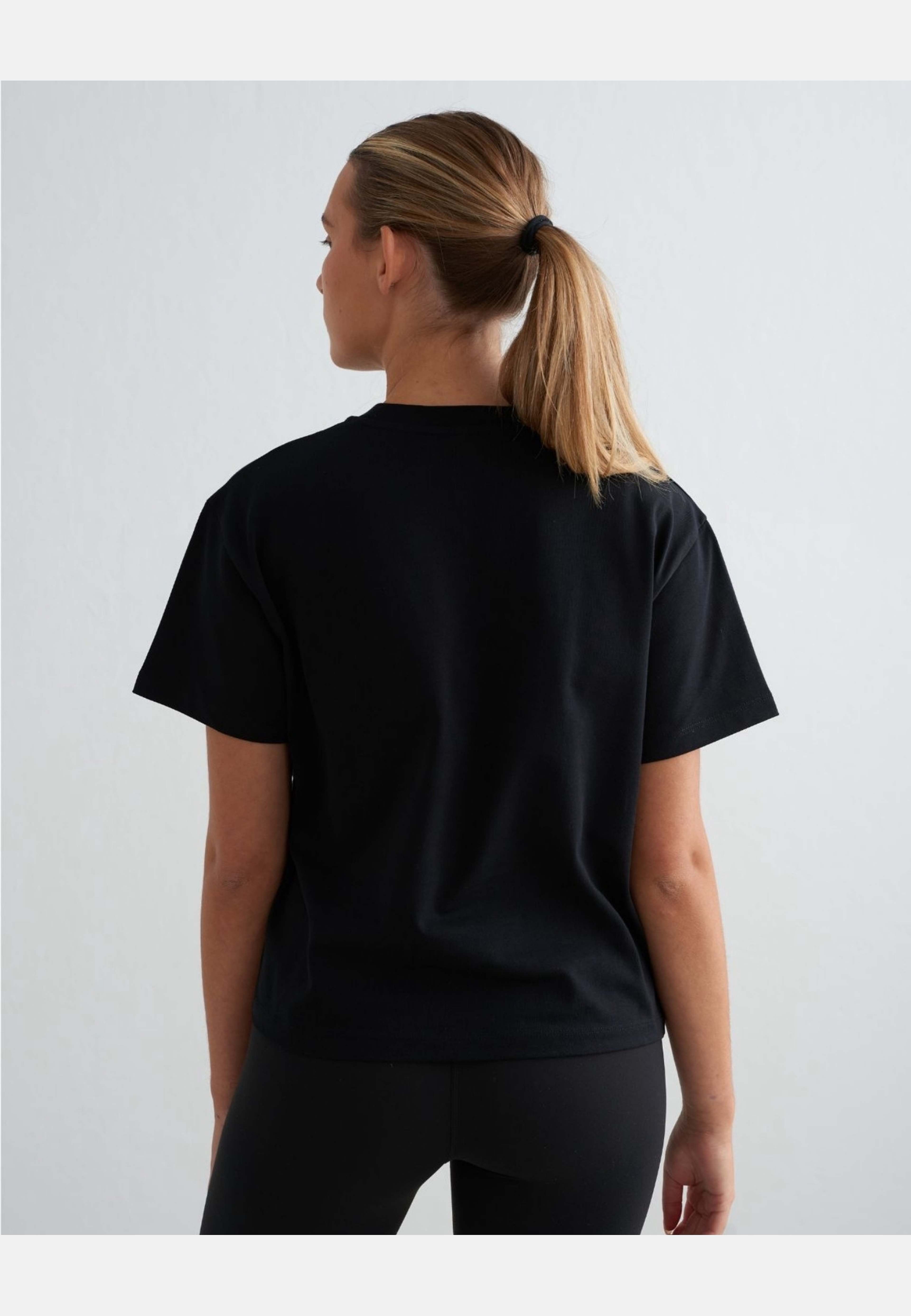 Boxy T-shirt, från aim'n, i färgen black. Klicka för att öppna bilden i stort format