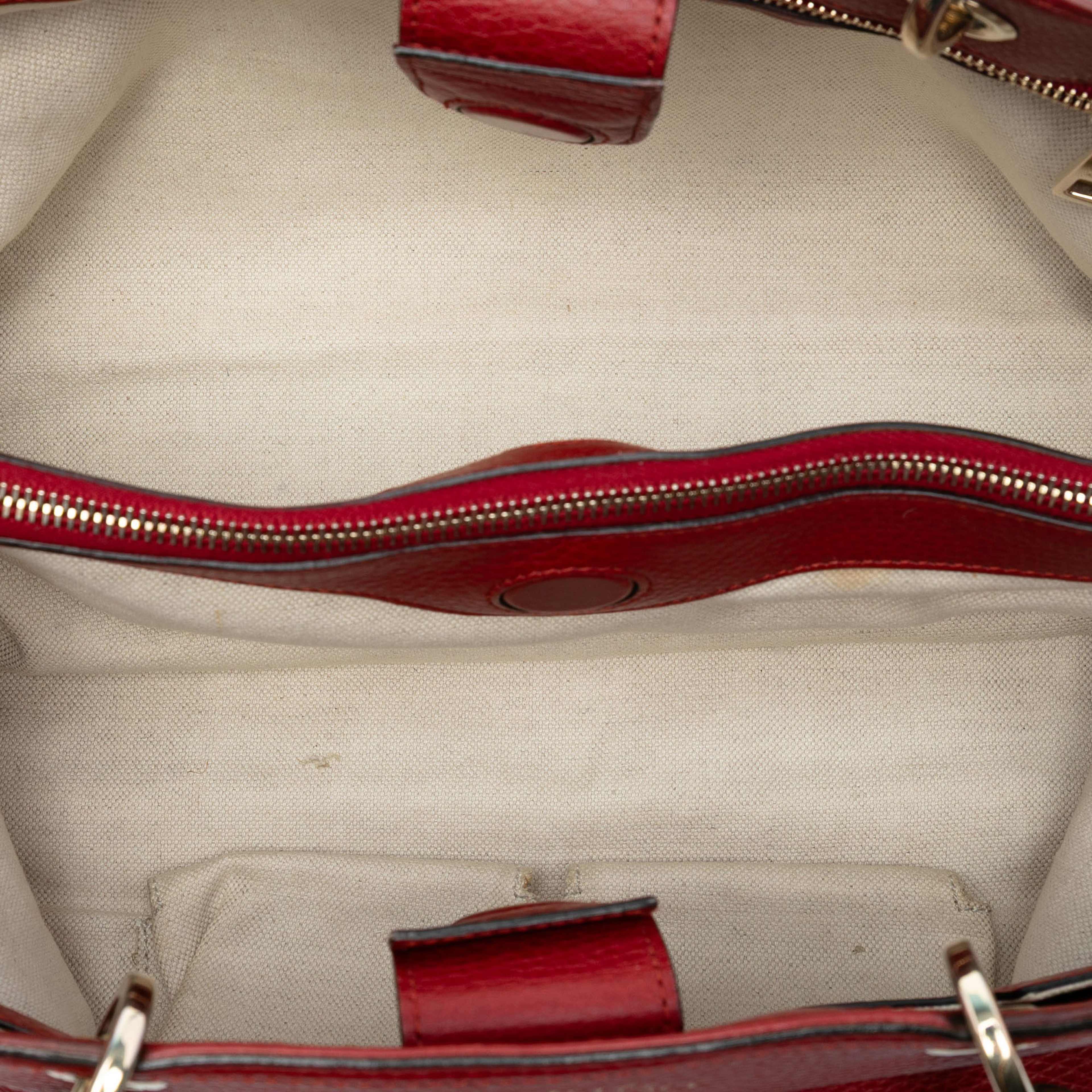 Gucci Medium Calfskin Bamboo Shopper Satchel, från Luxclusif, i färgen red. Klicka för att öppna bilden i stort format