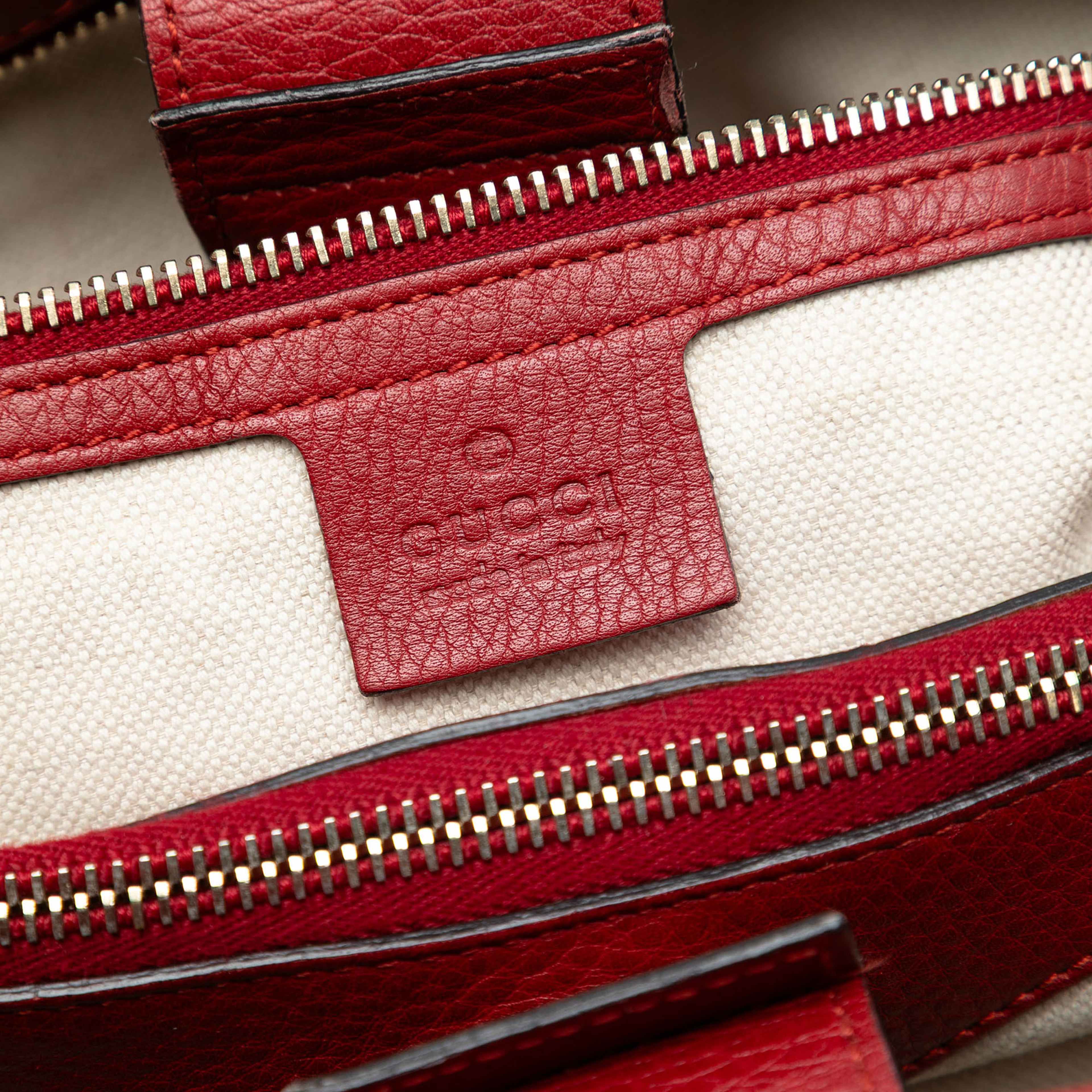 Gucci Medium Calfskin Bamboo Shopper Satchel, från Luxclusif, i färgen red. Klicka för att öppna bilden i stort format