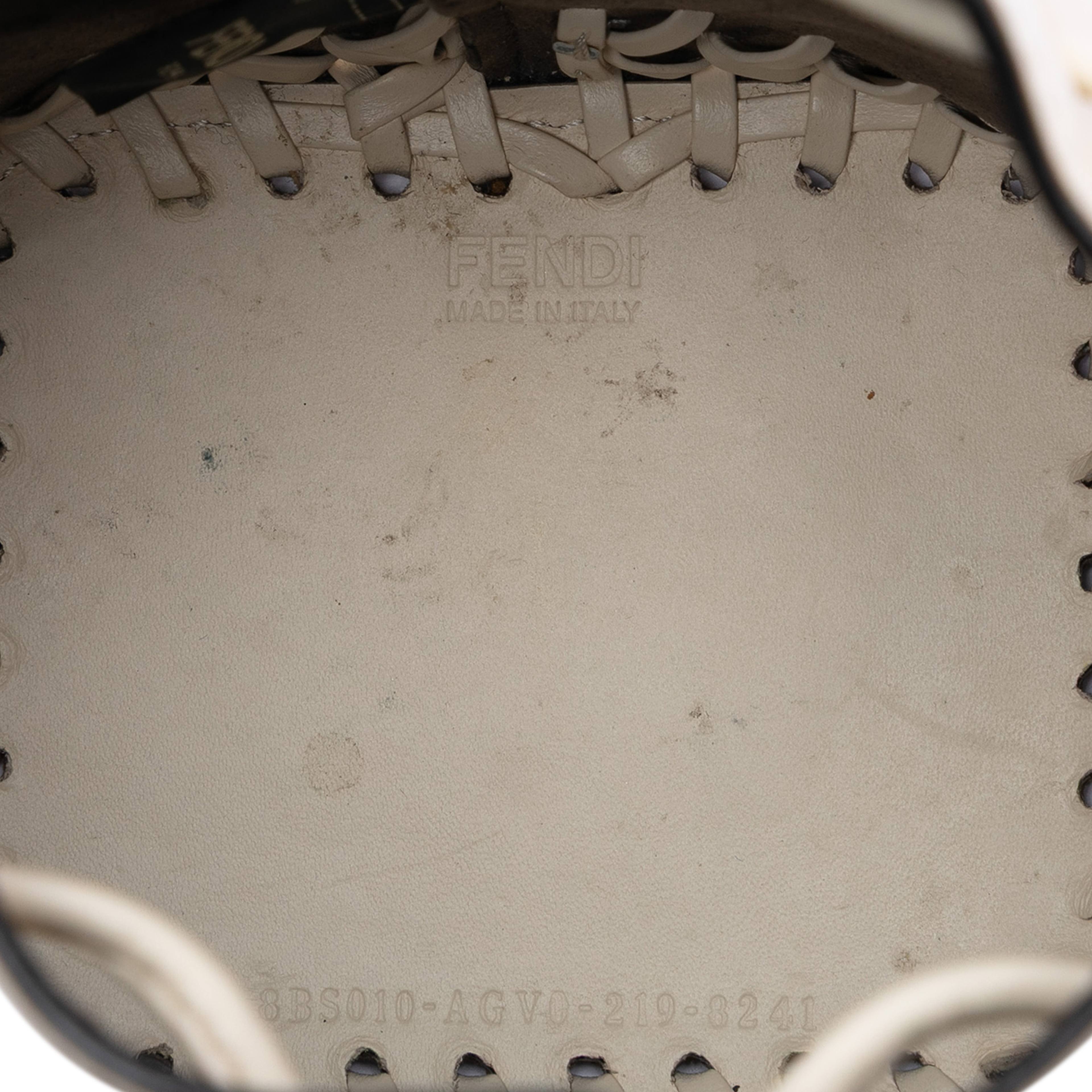 Fendi Mini Embossed Leather Whipstitch Mon Tresor Bucket Bag, från Luxclusif, i färgen off white. Klicka för att öppna bilden i stort format