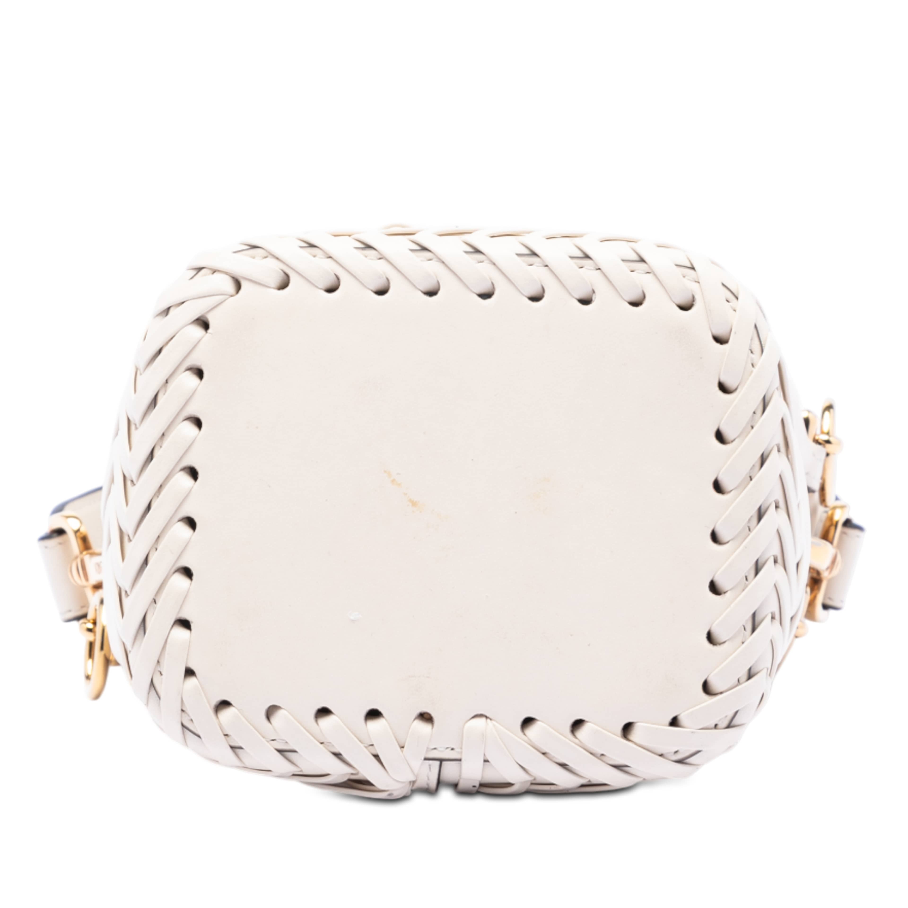 Fendi Mini Embossed Leather Whipstitch Mon Tresor Bucket Bag, från Luxclusif, i färgen off white. Klicka för att öppna bilden i stort format