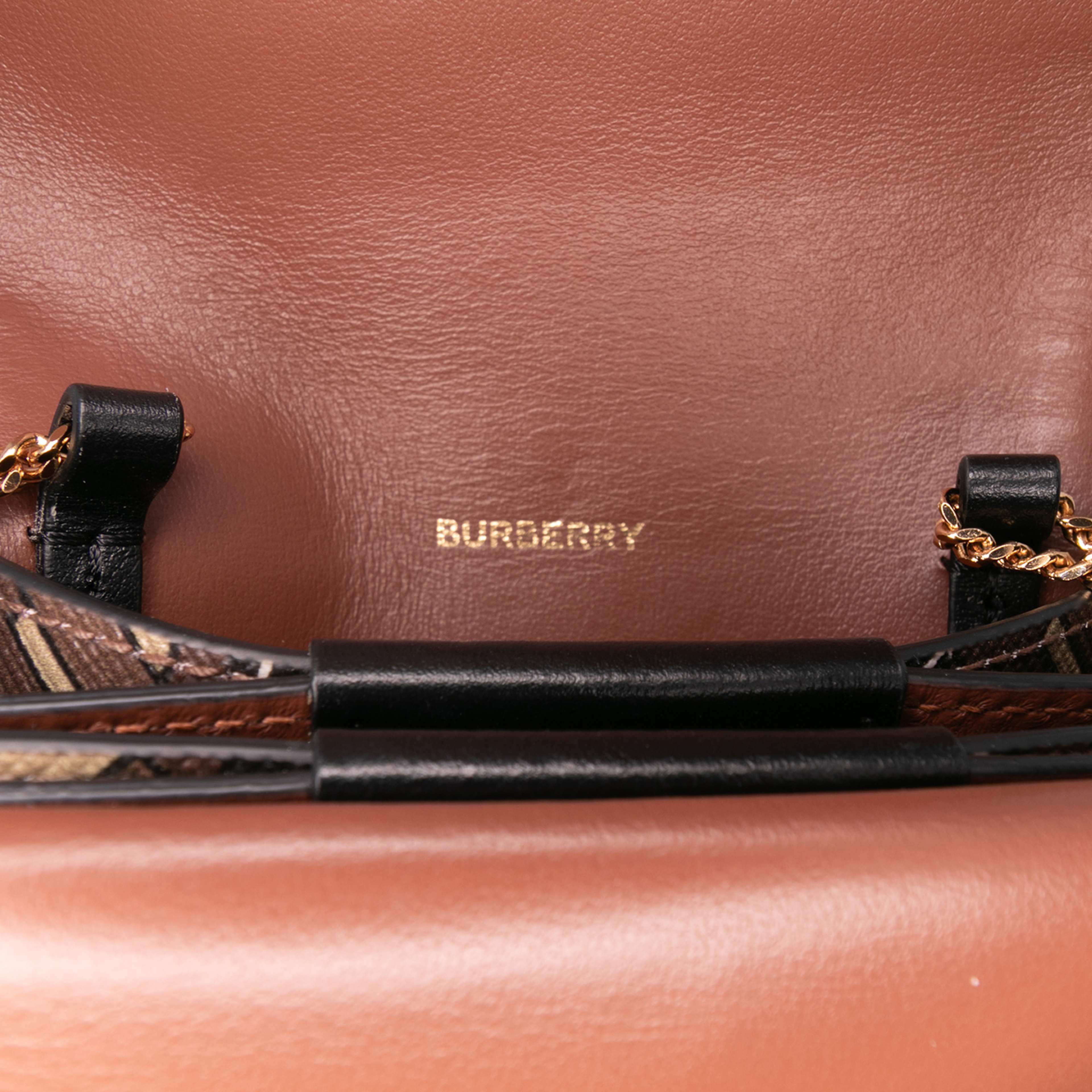 Burberry Monogram Stripe E-canvas Jessie Tb Wallet On Chain, från Luxclusif, i färgen brown. Klicka för att öppna bilden i stort format