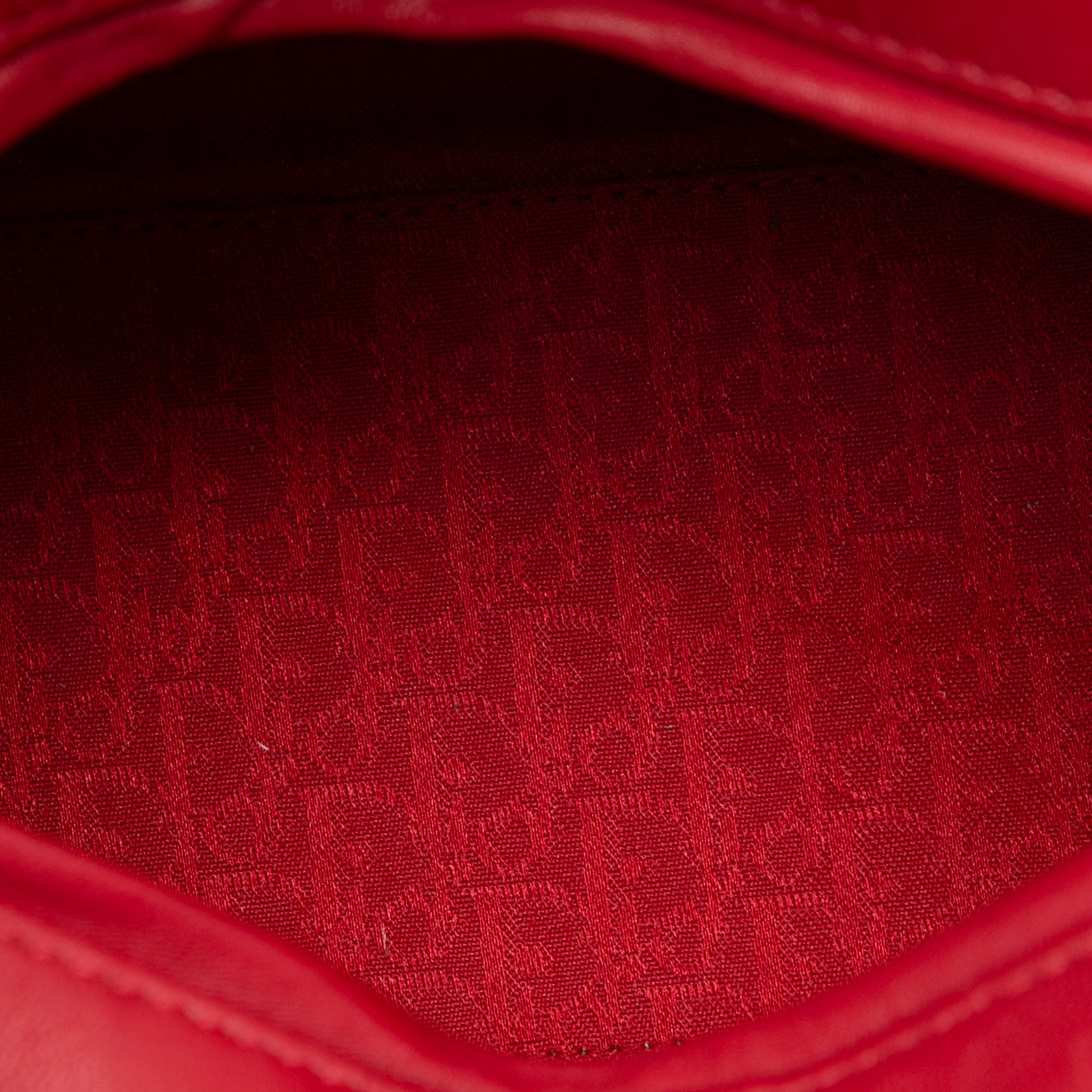 Dior Medium Lambskin Cannage Lady Dior, från Luxclusif, i färgen red. Klicka för att öppna bilden i stort format