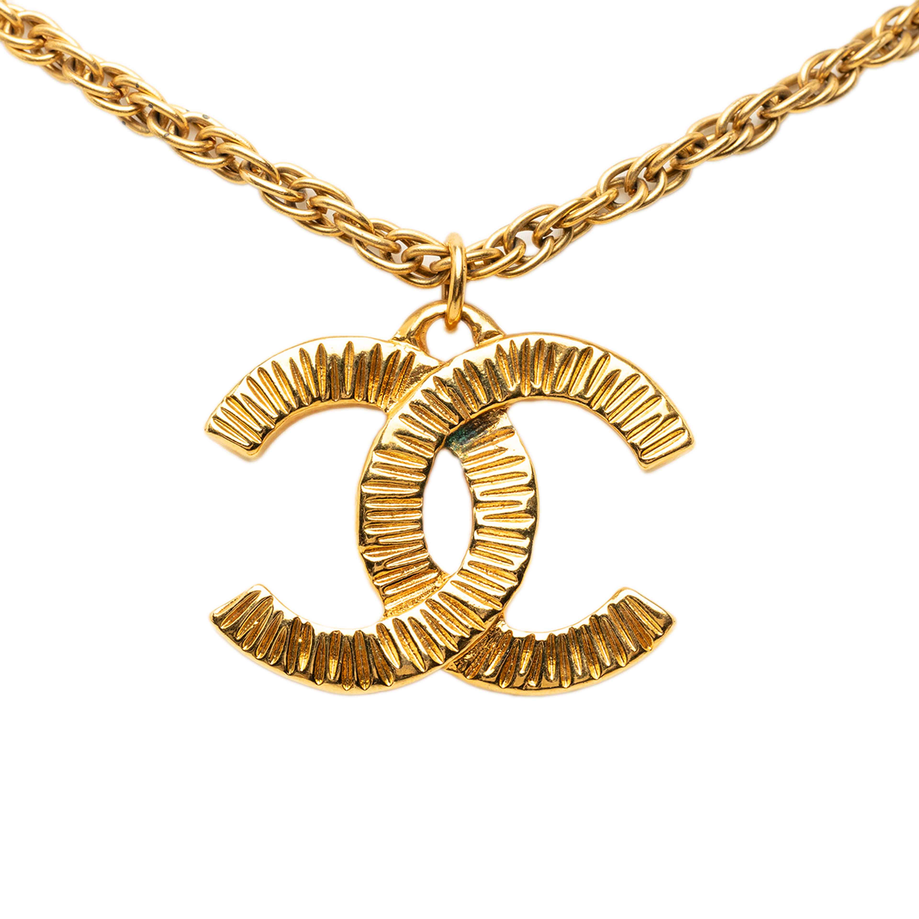 Chanel Cc Gold Plated Textured Pendant Necklace, från Luxclusif, i färgen guld. Klicka för att öppna bilden i stort format