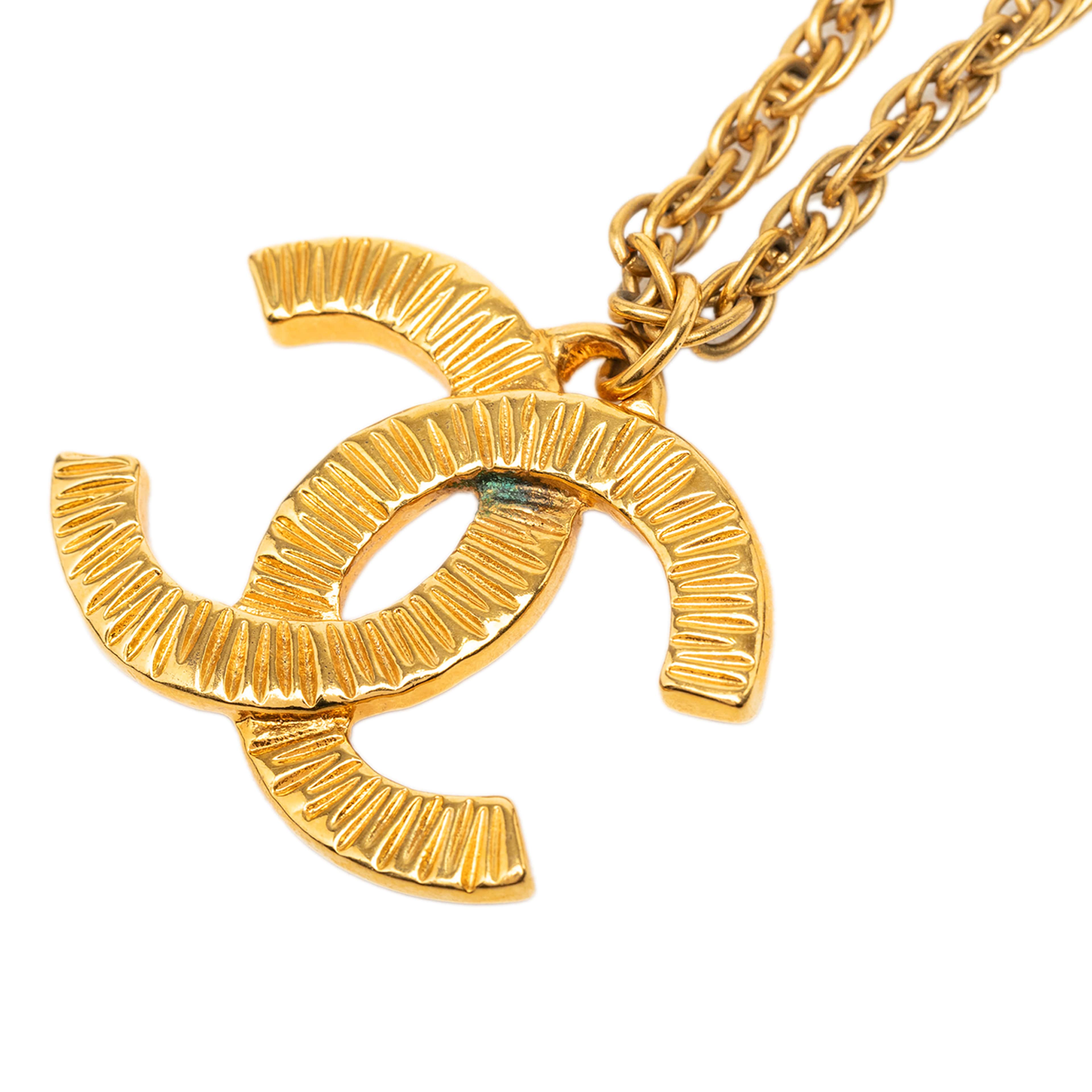 Chanel Cc Gold Plated Textured Pendant Necklace, från Luxclusif, i färgen guld. Klicka för att öppna bilden i stort format