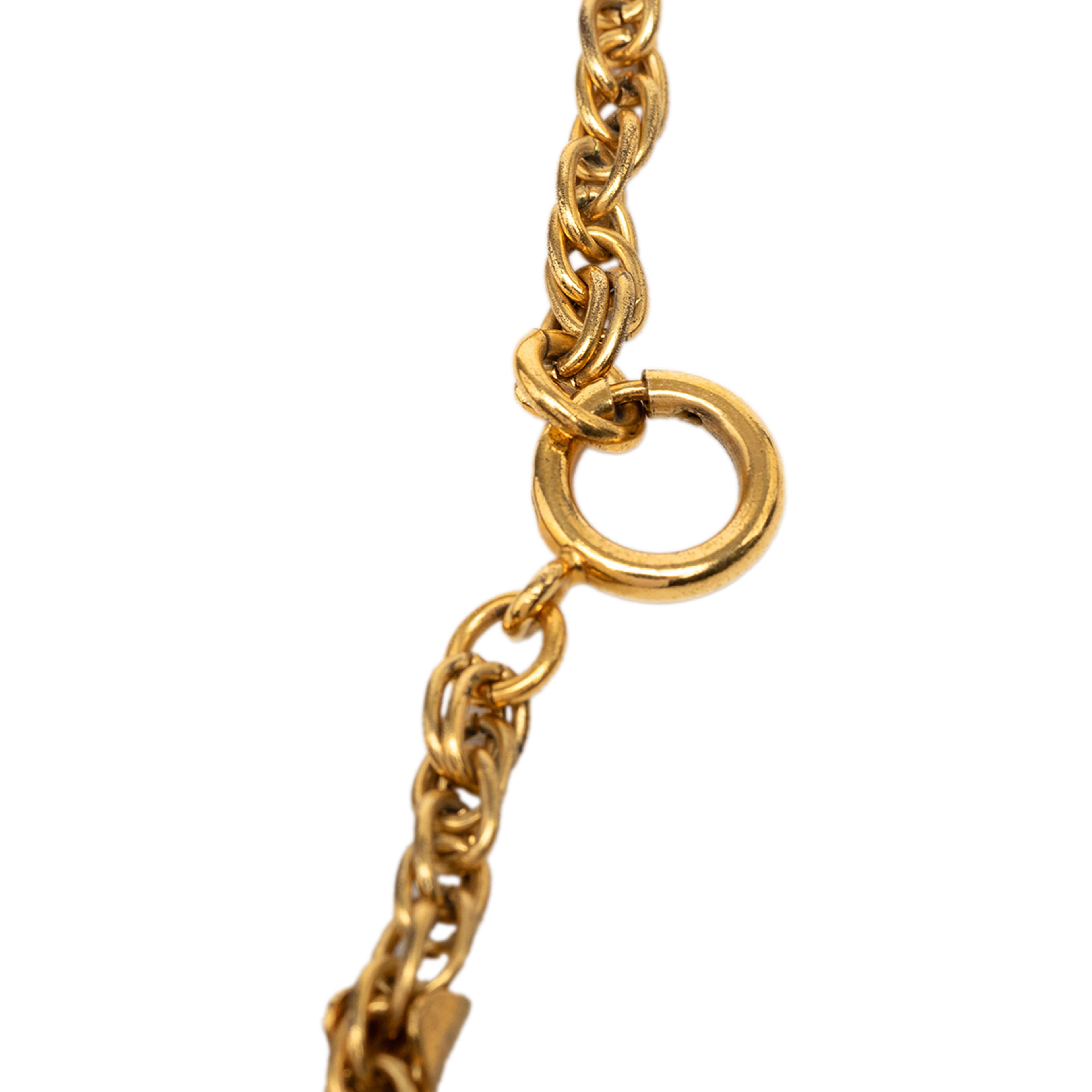 Chanel Cc Gold Plated Textured Pendant Necklace, från Luxclusif, i färgen guld. Klicka för att öppna bilden i stort format