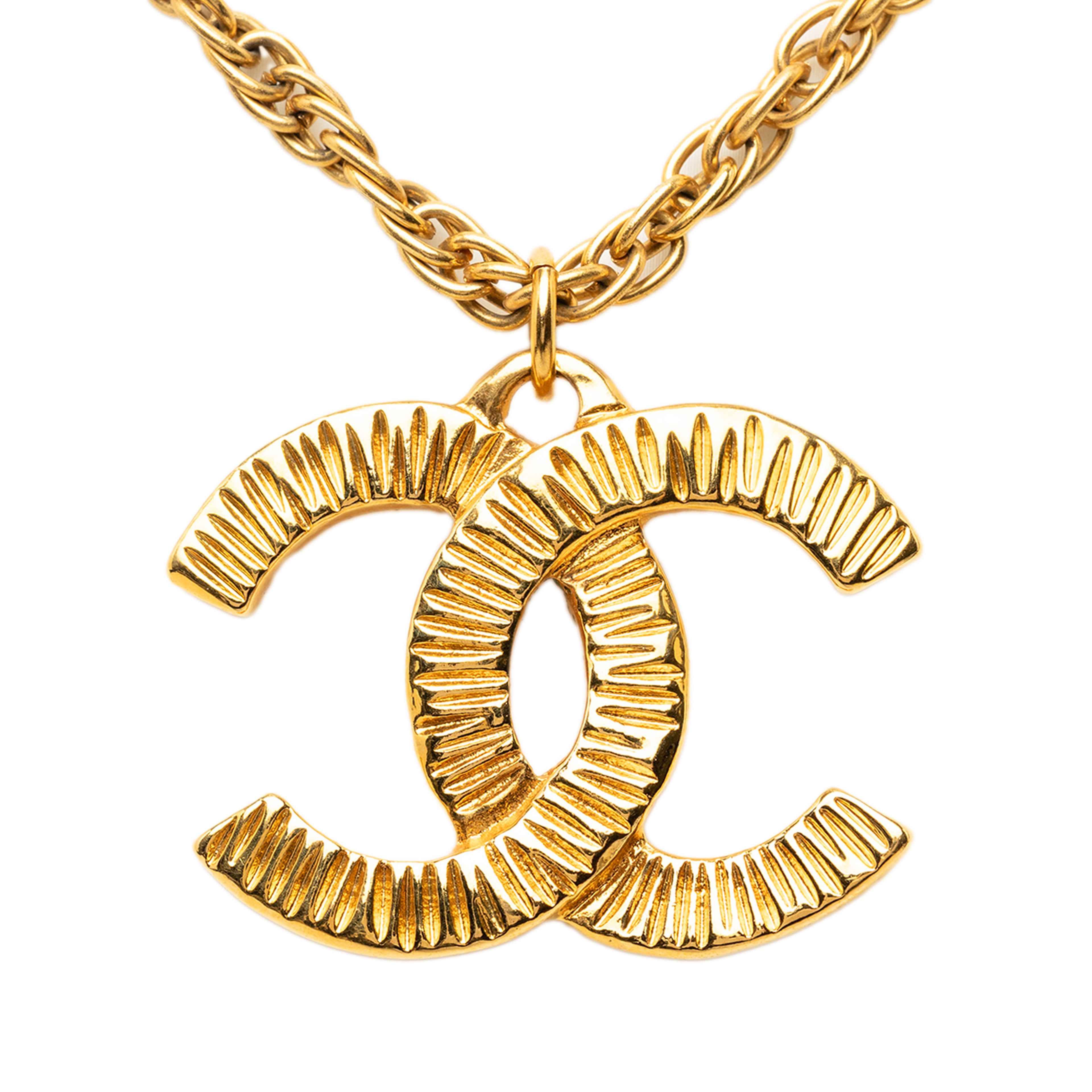 Chanel Cc Gold Plated Textured Pendant Necklace, från Luxclusif, i färgen guld. Klicka för att öppna bilden i stort format