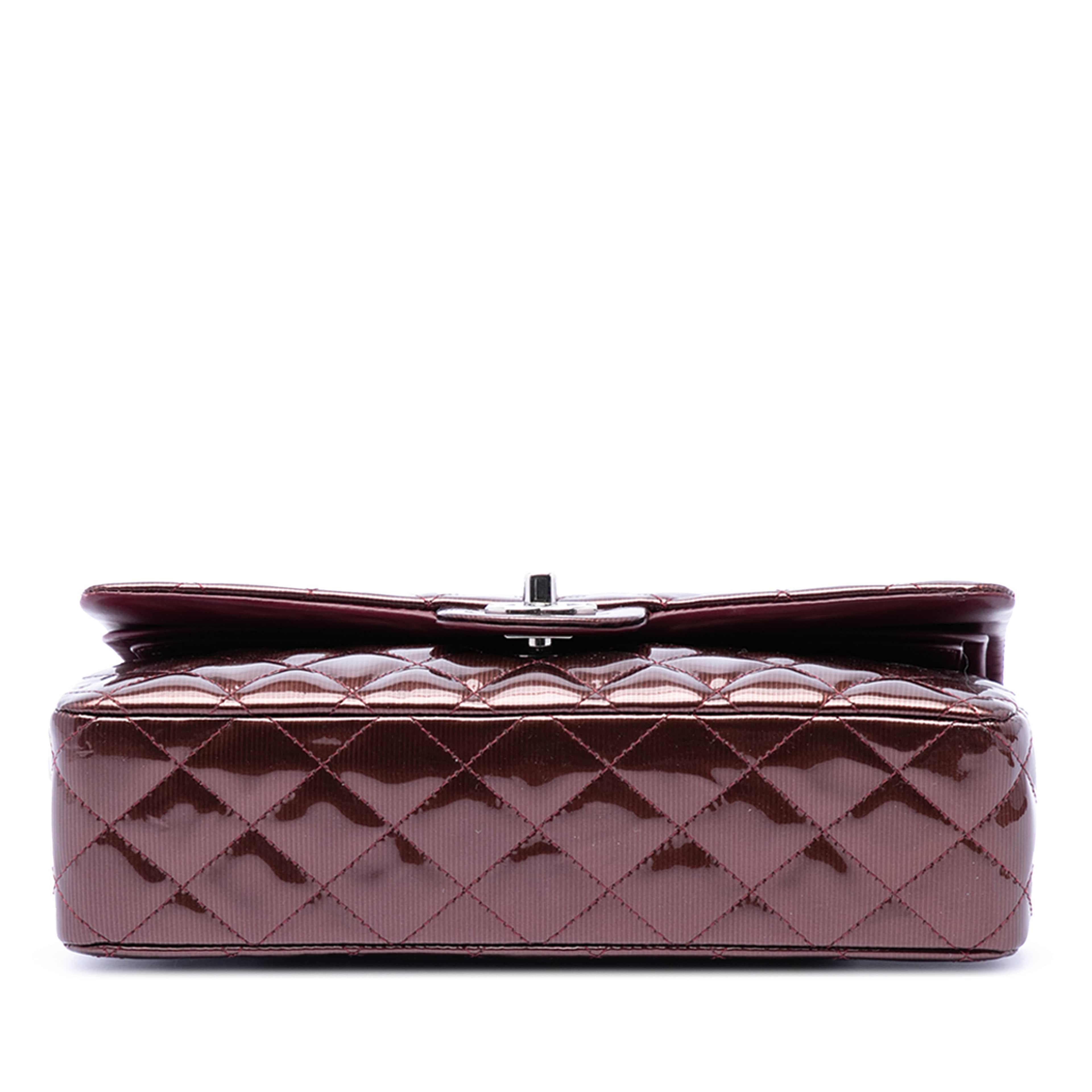 Chanel Medium Classic Striped Patent Double Flap, från Luxclusif, i färgen burgundy. Klicka för att öppna bilden i stort format