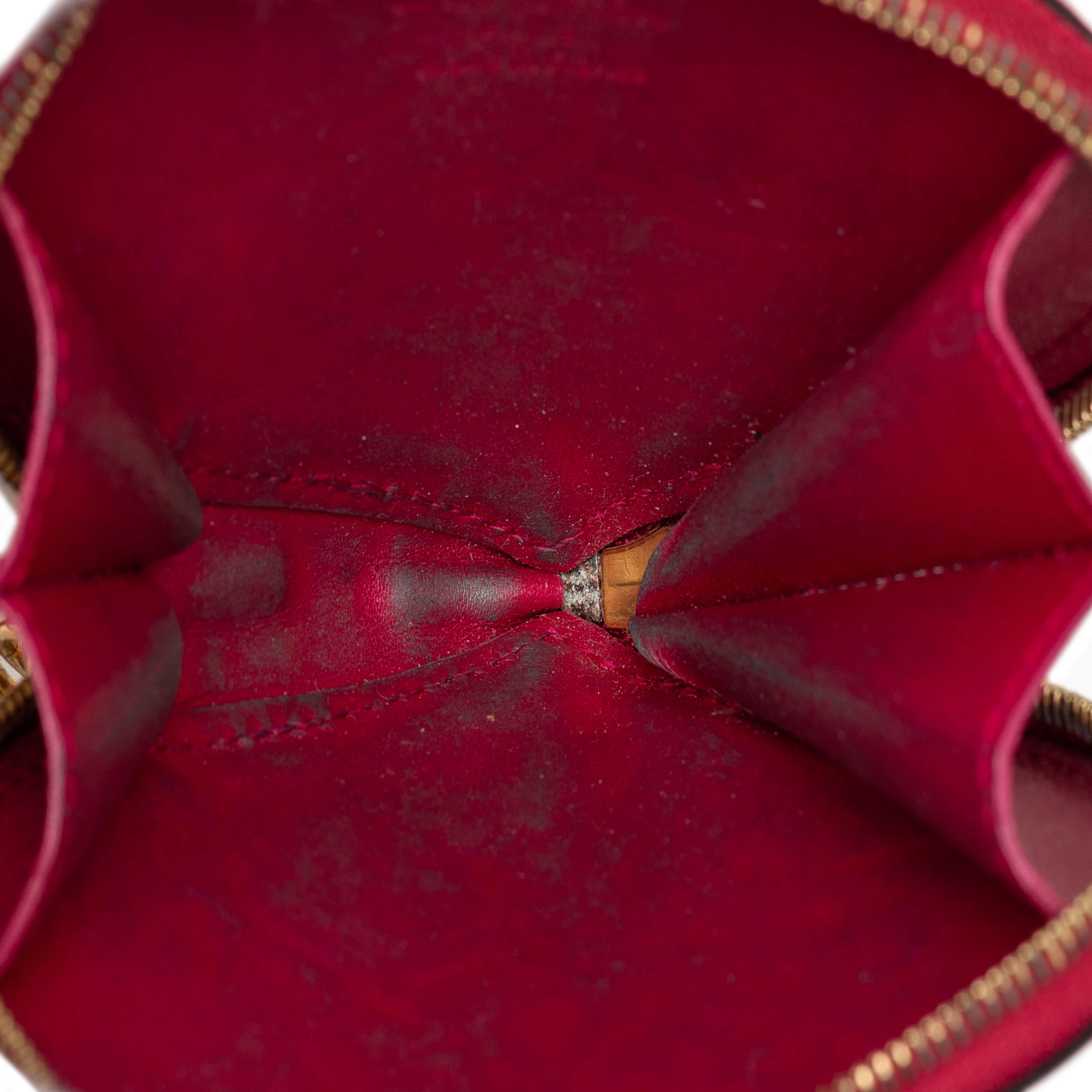 Louis Vuitton Monogram Vernis Heart Coin Purse, från Luxclusif, i färgen red. Klicka för att öppna bilden i stort format