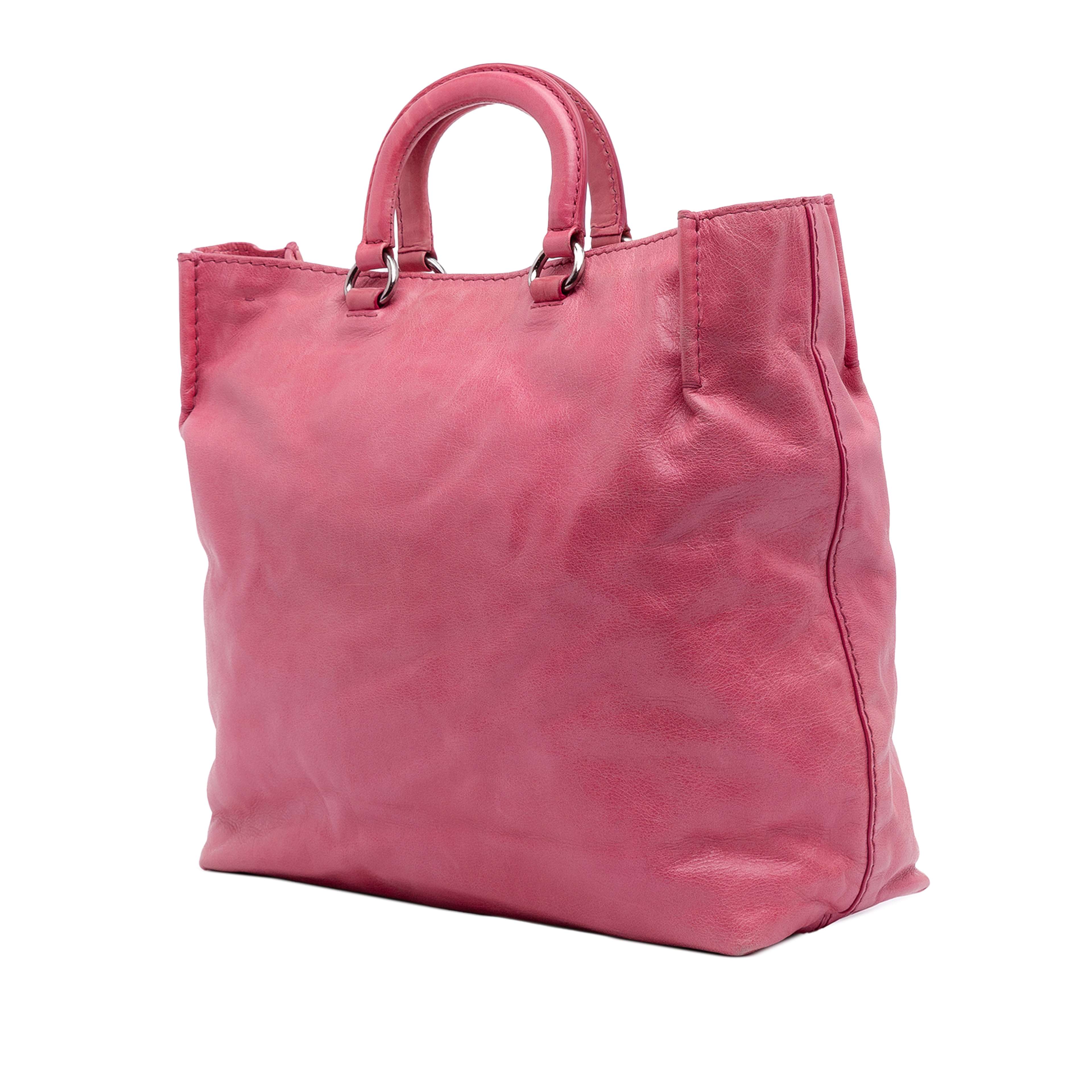 Prada Vitello Shine Open Convertible Tote, från Luxclusif, i färgen rosa. Klicka för att öppna bilden i stort format