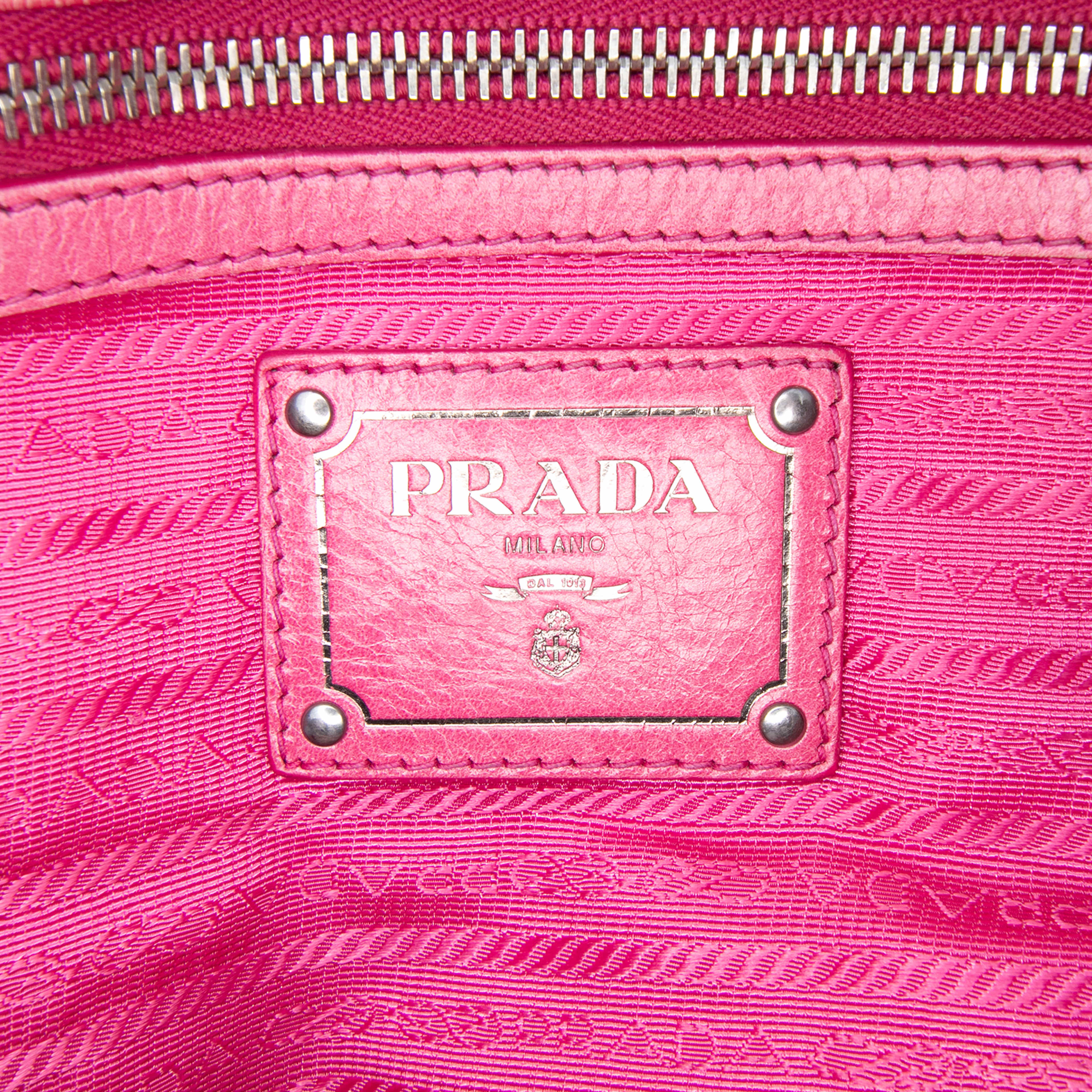 Prada Vitello Shine Open Convertible Tote, från Luxclusif, i färgen pink. Klicka för att öppna bilden i stort format
