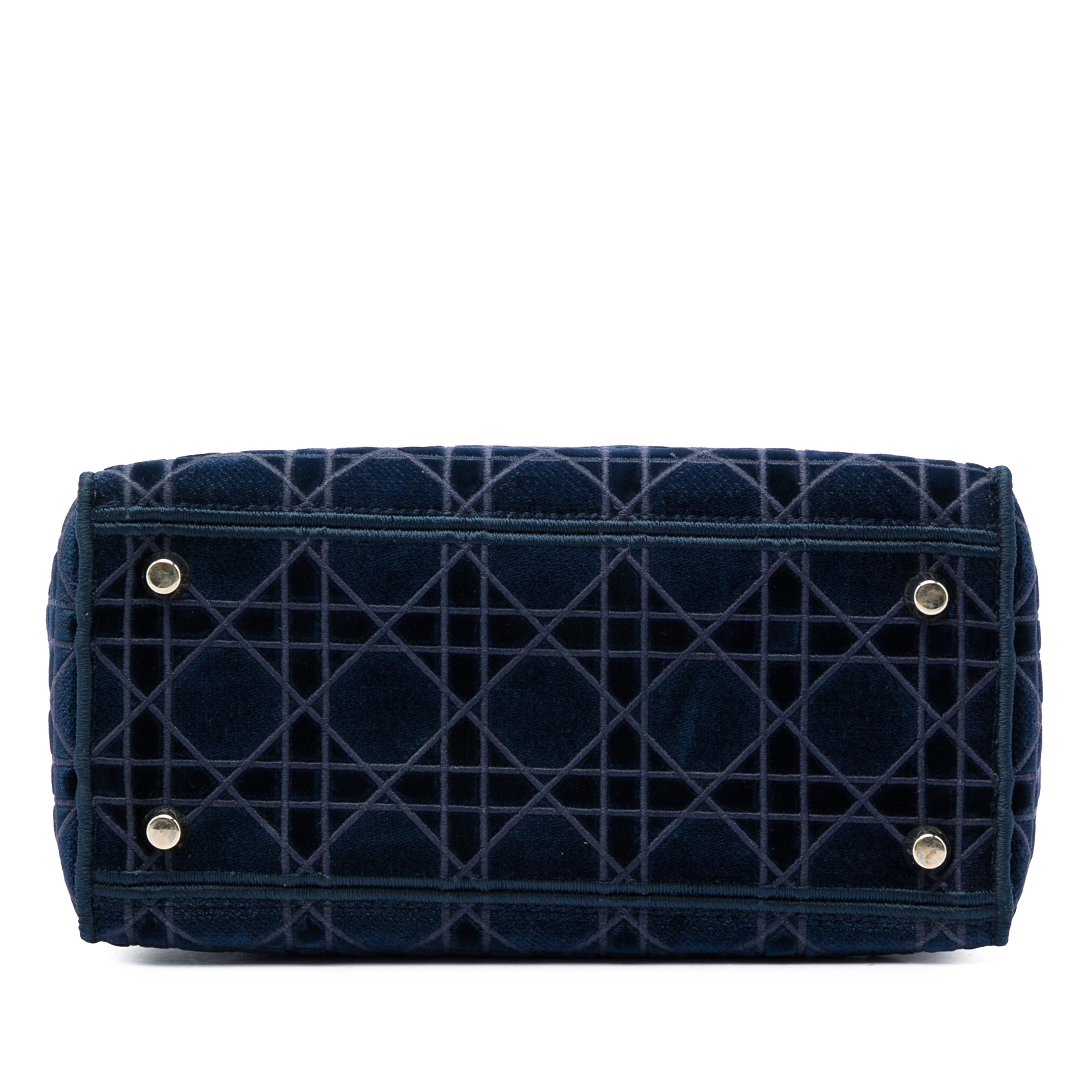 Dior Medium Velvet Cannage Lady D Lite, från Luxclusif, i färgen blå. Klicka för att öppna bilden i stort format