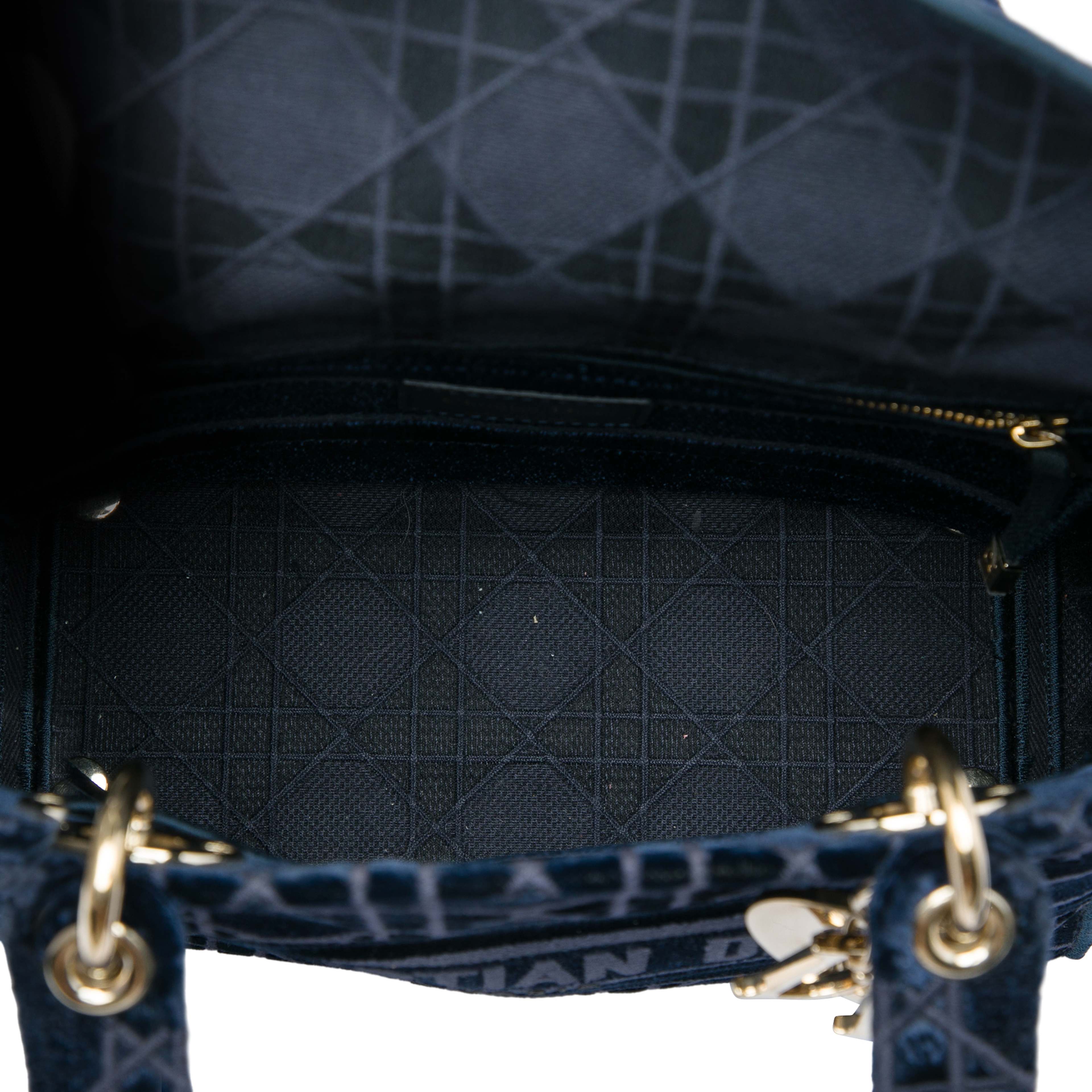 Dior Medium Velvet Cannage Lady D Lite, från Luxclusif, i färgen blå. Klicka för att öppna bilden i stort format