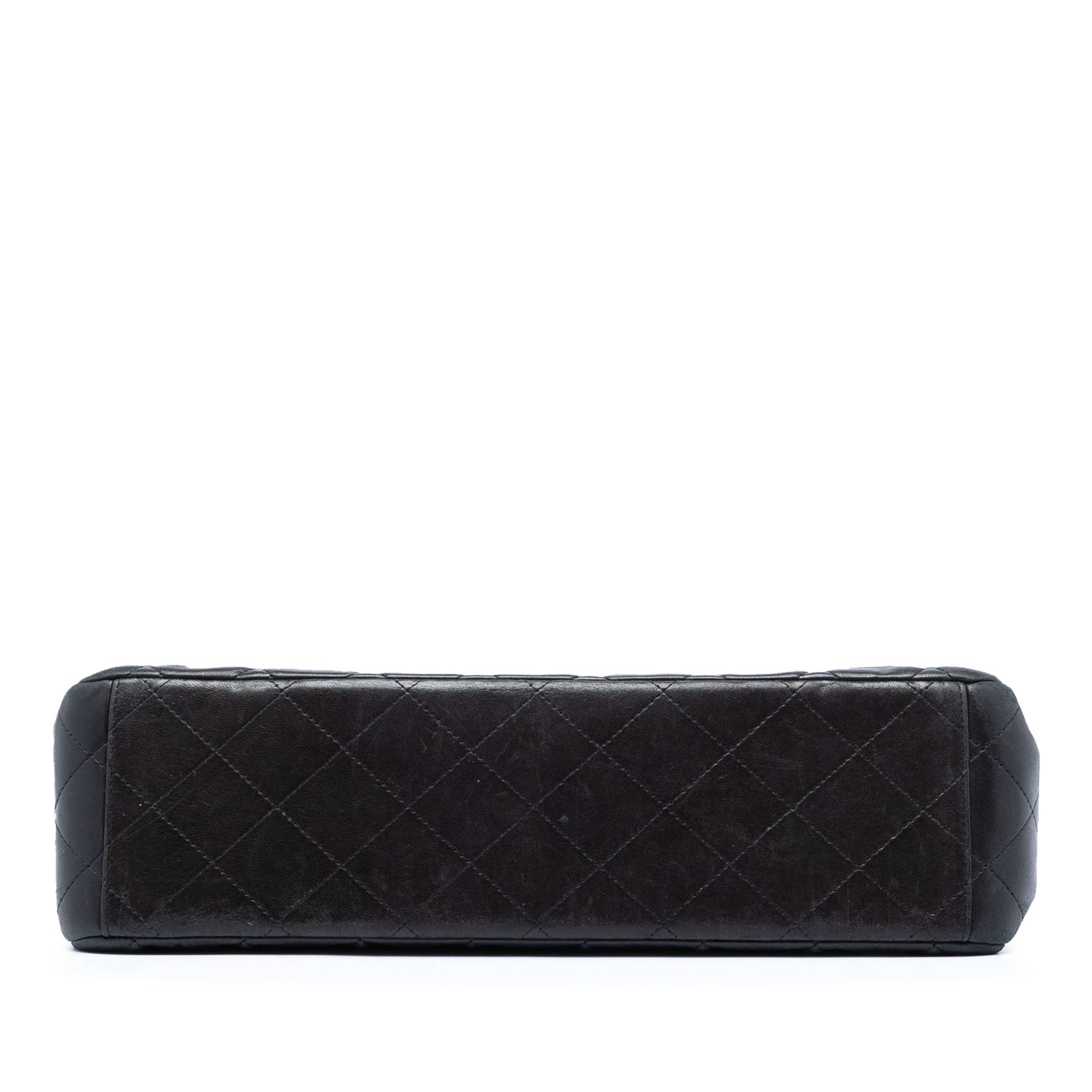 Chanel Maxi Classic Lambskin Double Flap, från Luxclusif, i färgen svart. Klicka för att öppna bilden i stort format