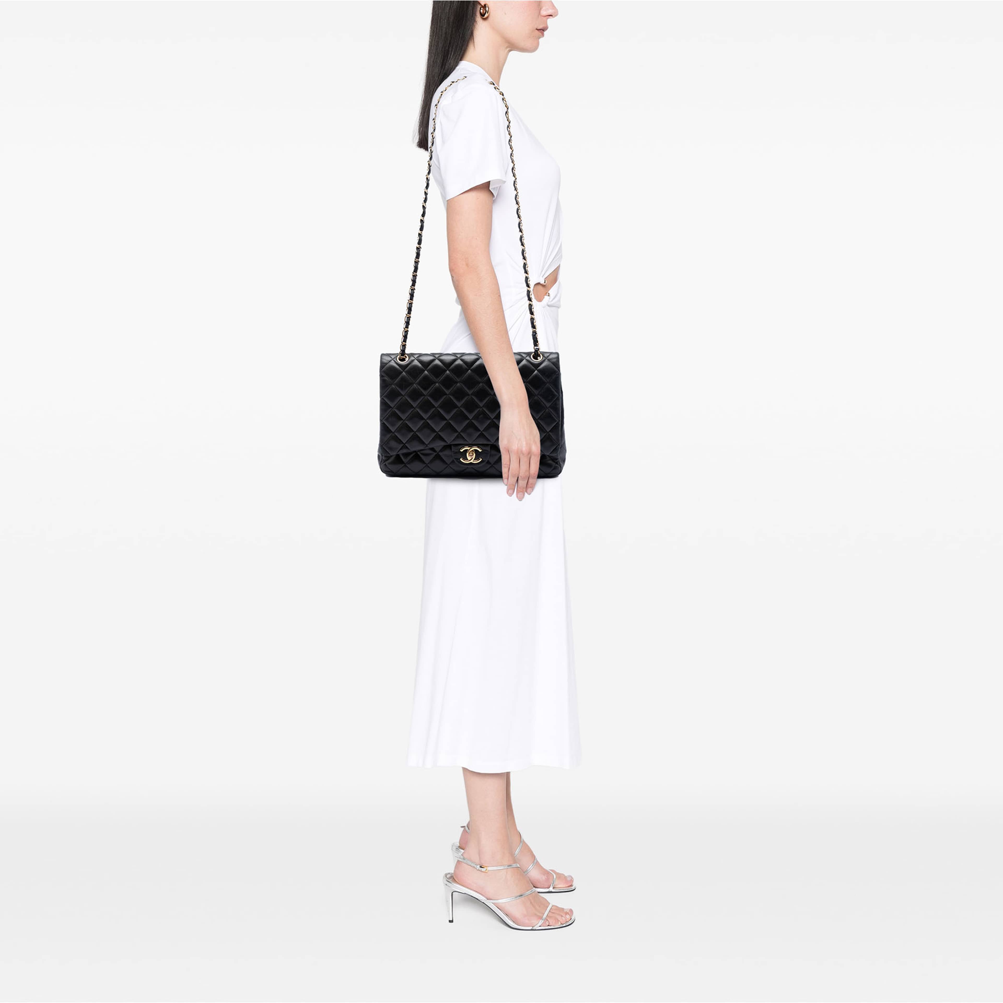 Chanel Maxi Classic Lambskin Double Flap, från Luxclusif, i färgen black. Klicka för att öppna bilden i stort format