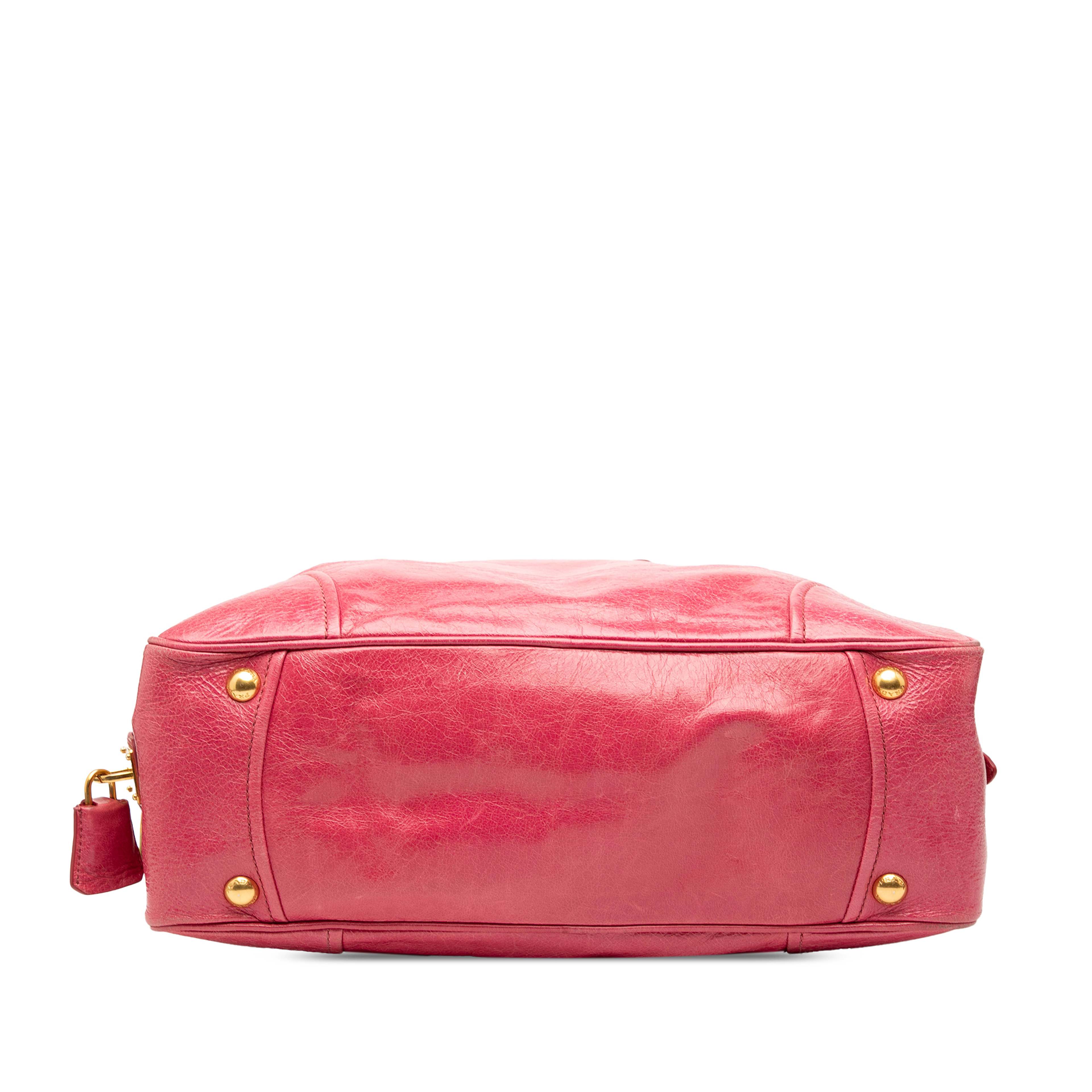 Prada Vitello Shine Bauletto Satchel, från Luxclusif, i färgen dark pink. Klicka för att öppna bilden i stort format