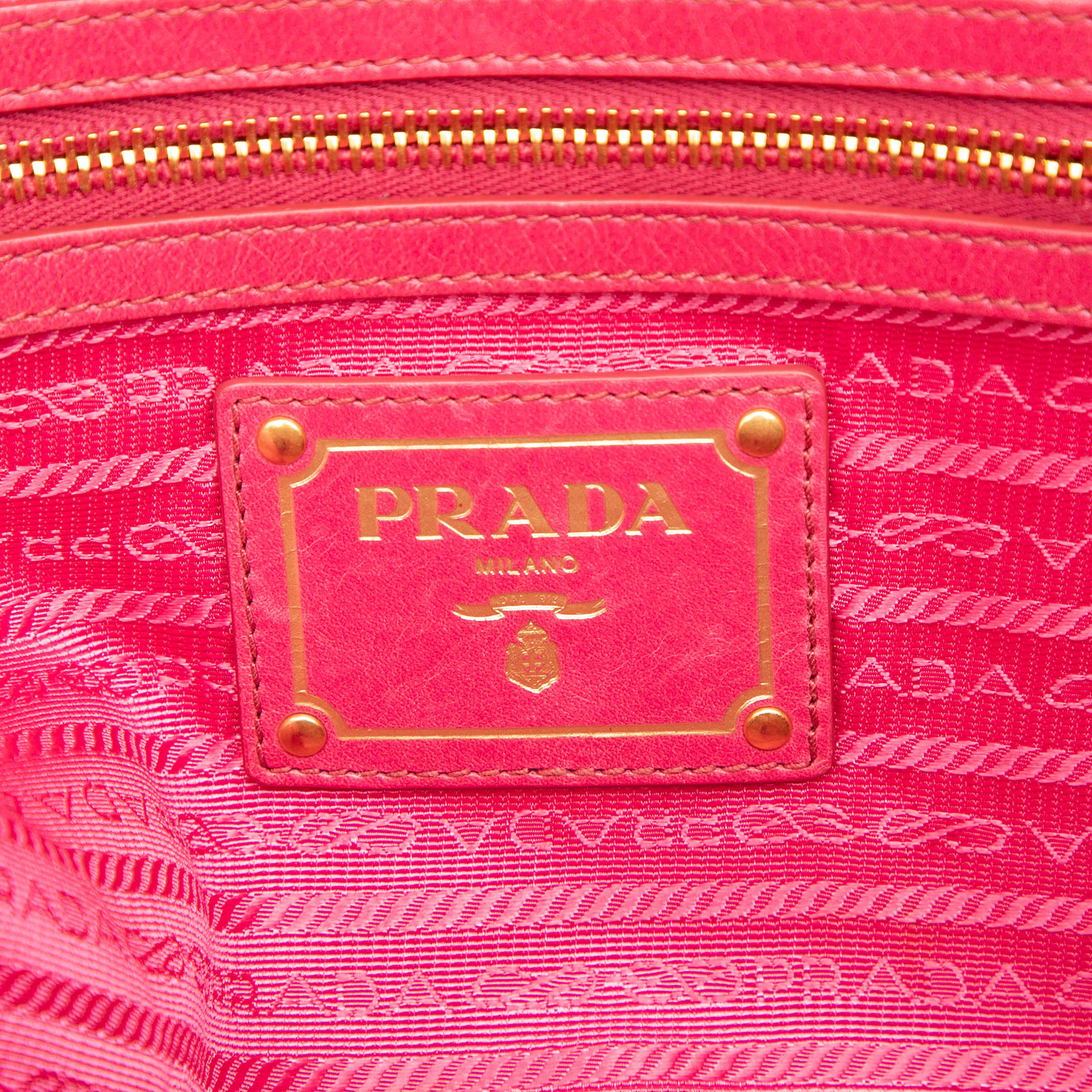 Prada Vitello Shine Bauletto Satchel, från Luxclusif, i färgen dark pink. Klicka för att öppna bilden i stort format