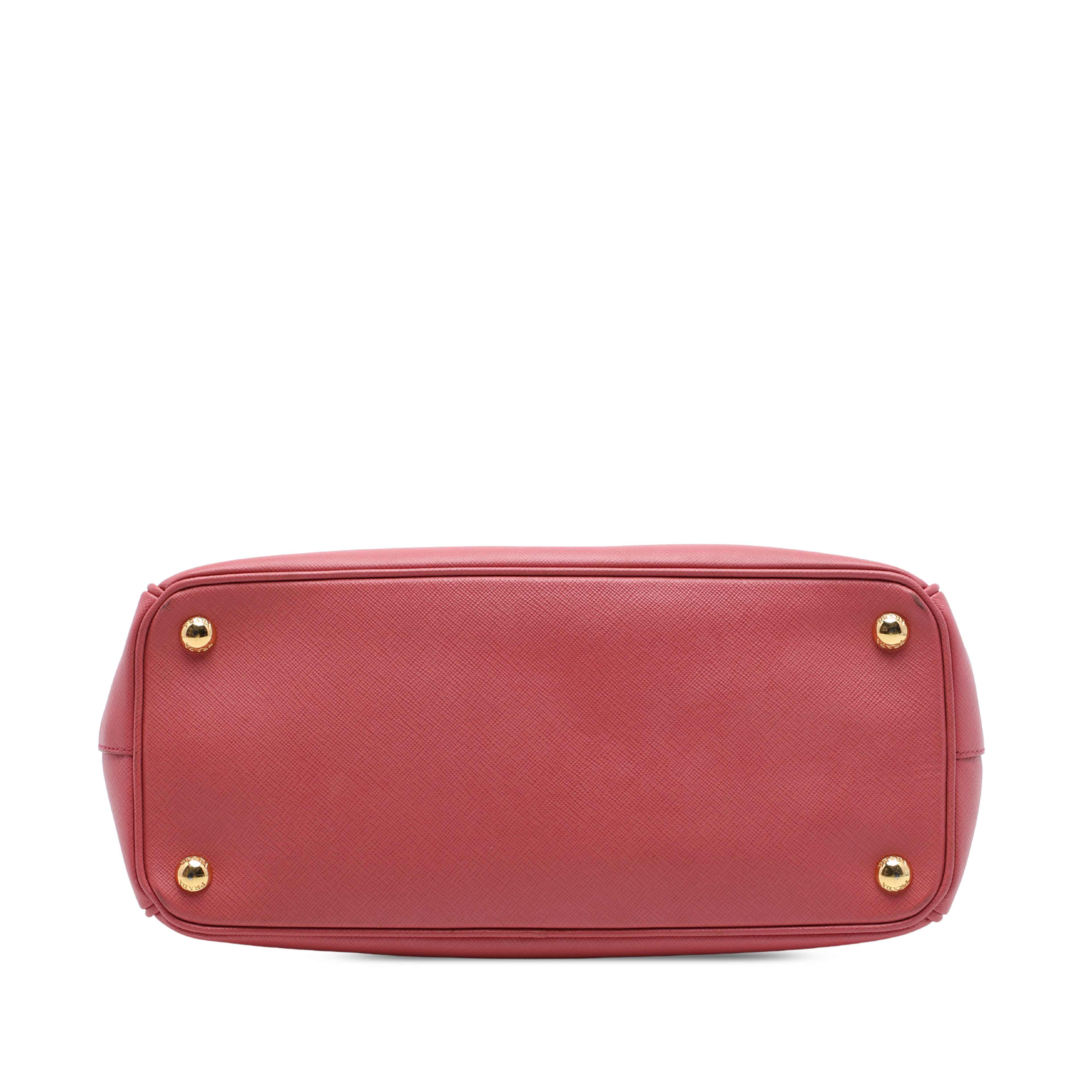 Prada Medium Saffiano Lux Galleria Double Zip Tote, från Luxclusif, i färgen rosa. Klicka för att öppna bilden i stort format