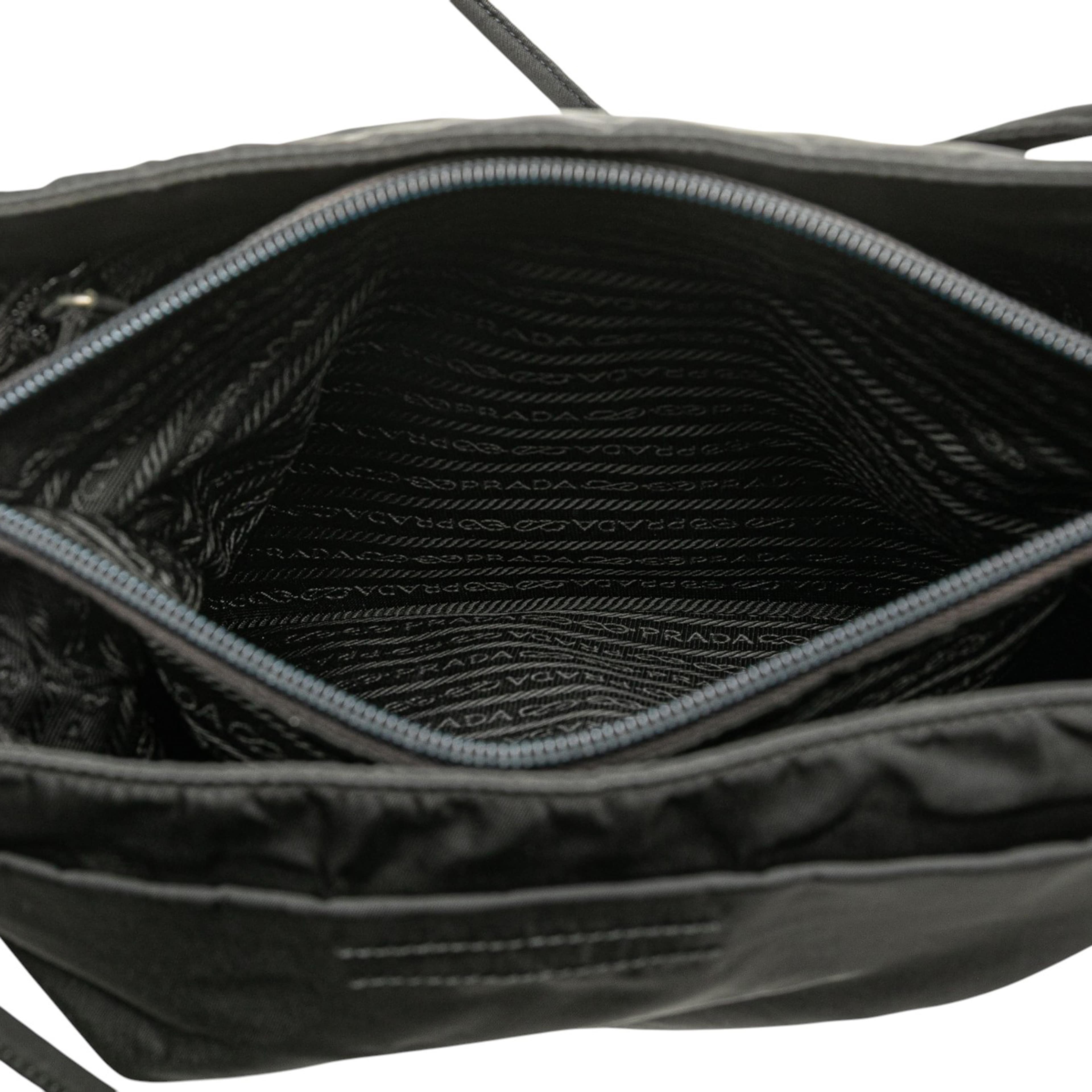 Prada Tessuto Tote, från Luxclusif, i färgen black. Klicka för att öppna bilden i stort format