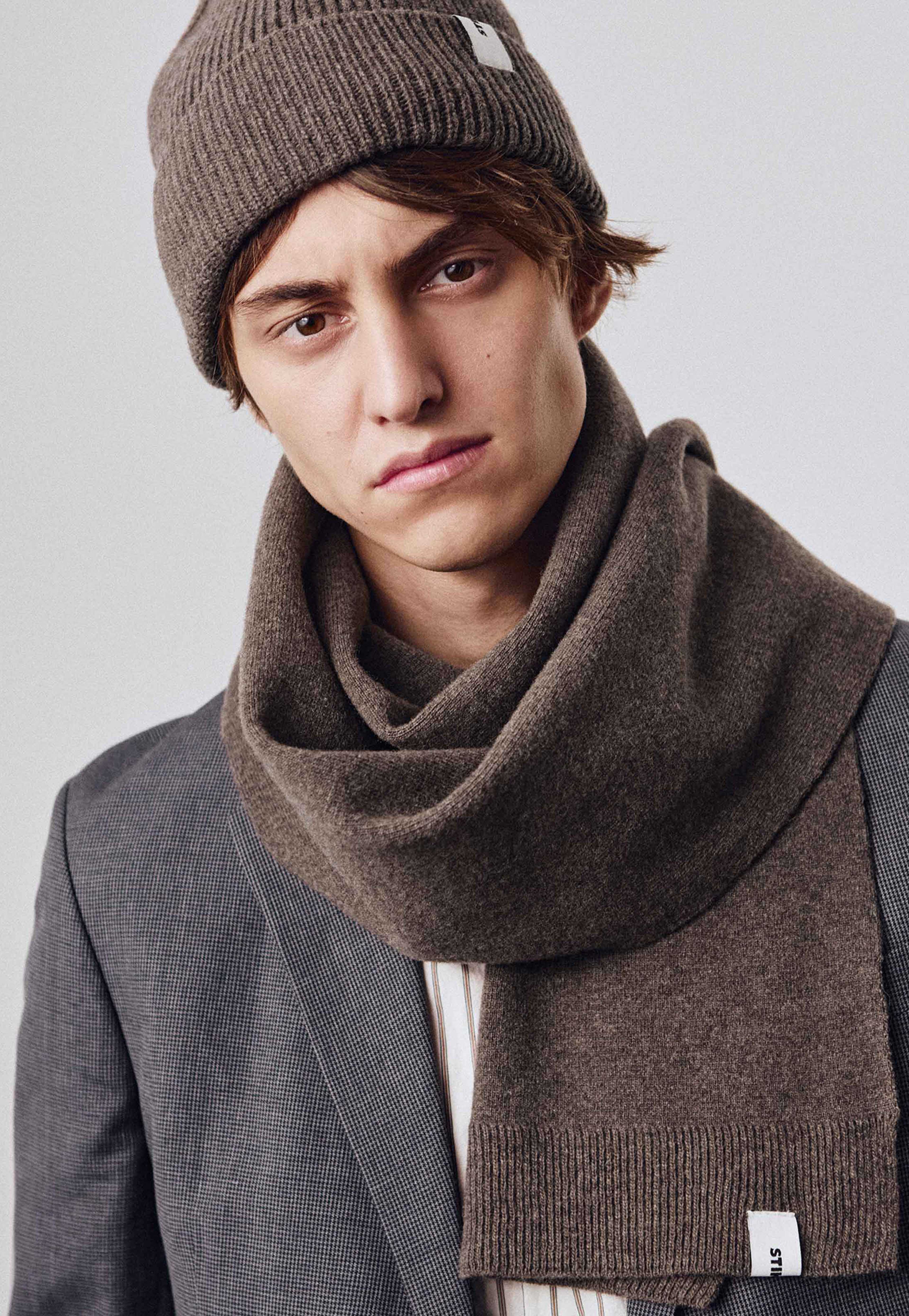 Scarf 01 Merino, från Stiksen, i färgen taupe. Klicka för att öppna bilden i stort format