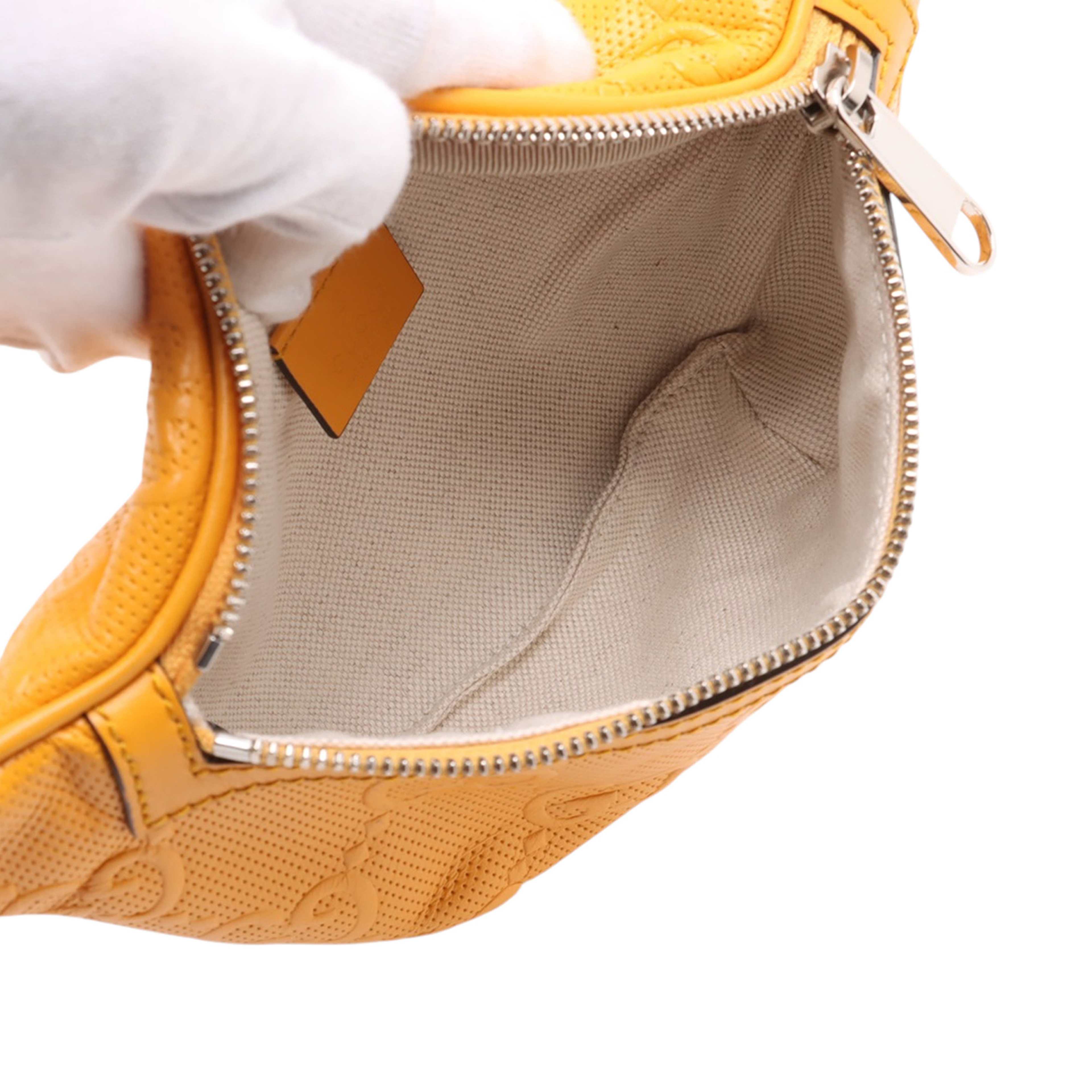 Gucci Gg Embossed Belt Bag, från Luxclusif, i färgen yellow. Klicka för att öppna bilden i stort format