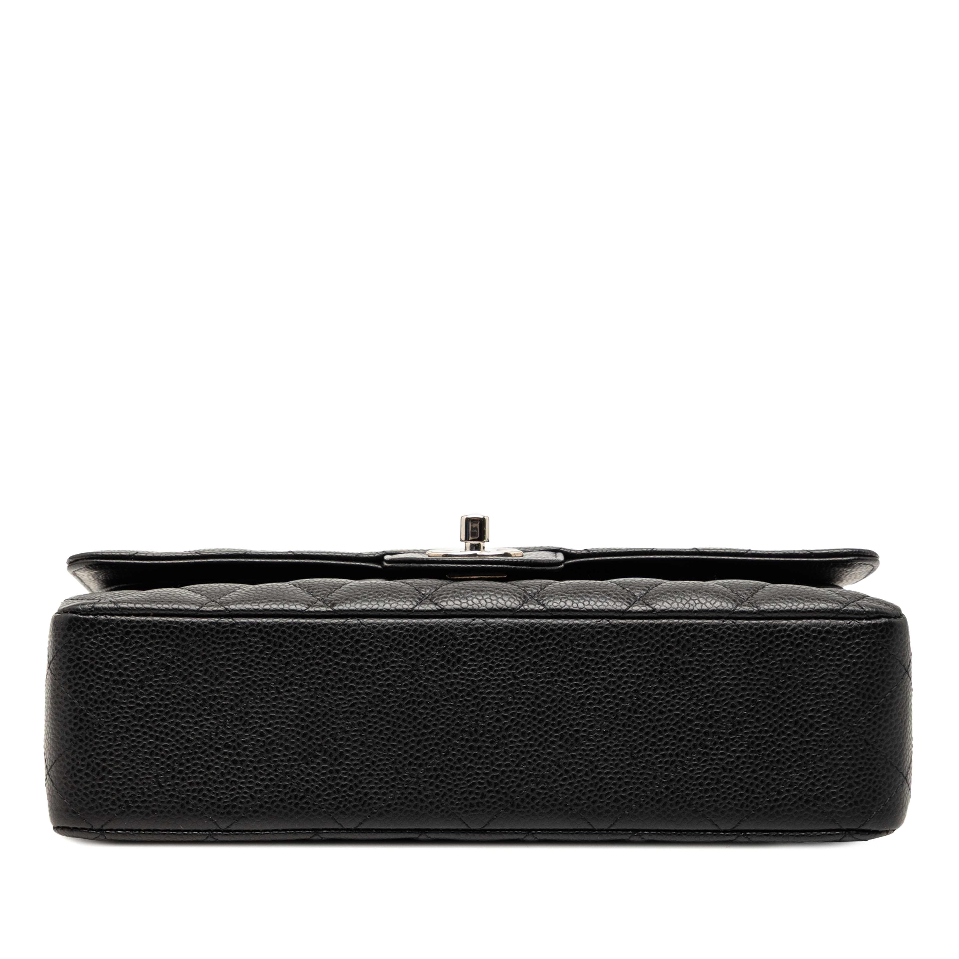 Chanel Medium Classic Caviar Double Flap, från Luxclusif, i färgen black. Klicka för att öppna bilden i stort format