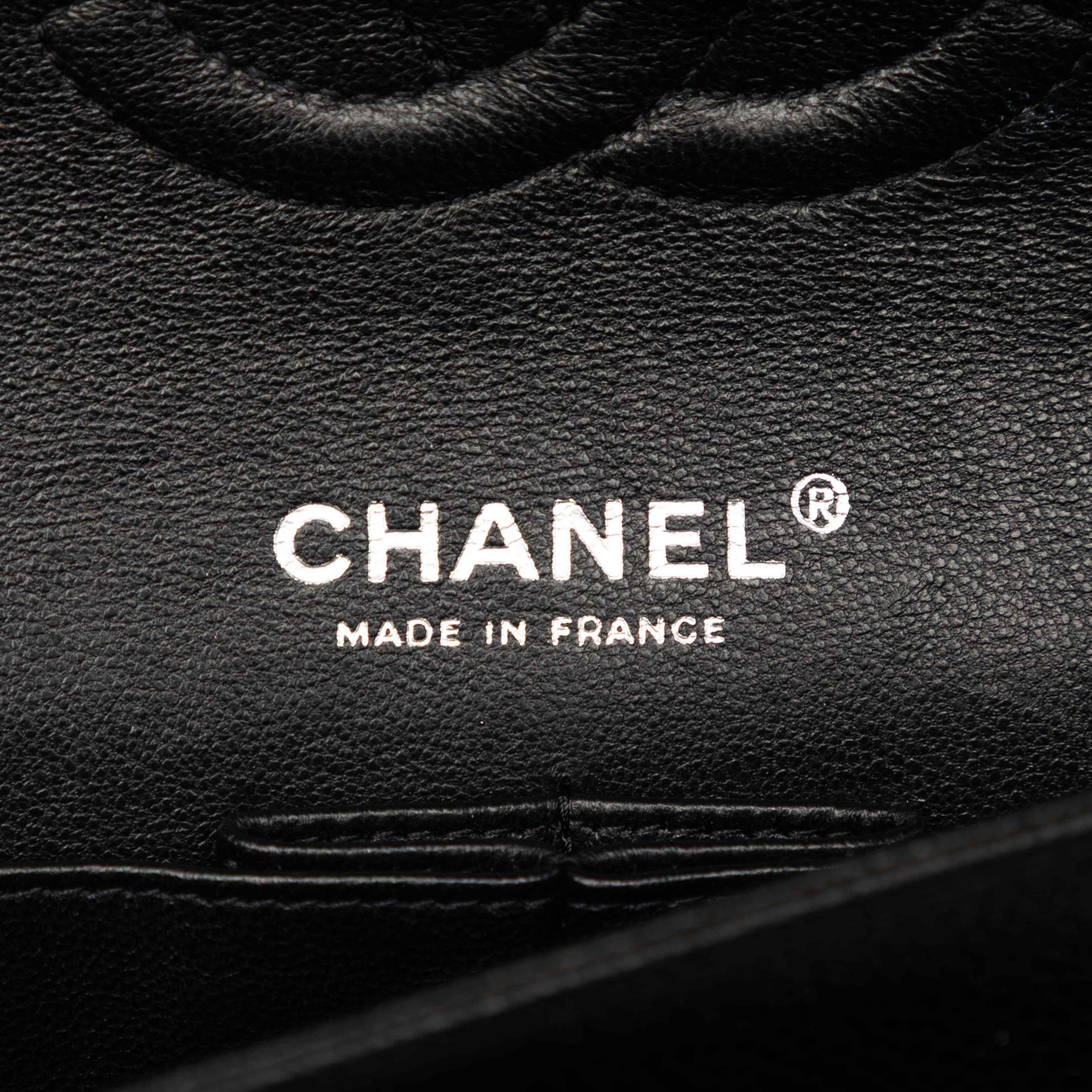 Chanel Medium Classic Caviar Double Flap, från Luxclusif, i färgen black. Klicka för att öppna bilden i stort format