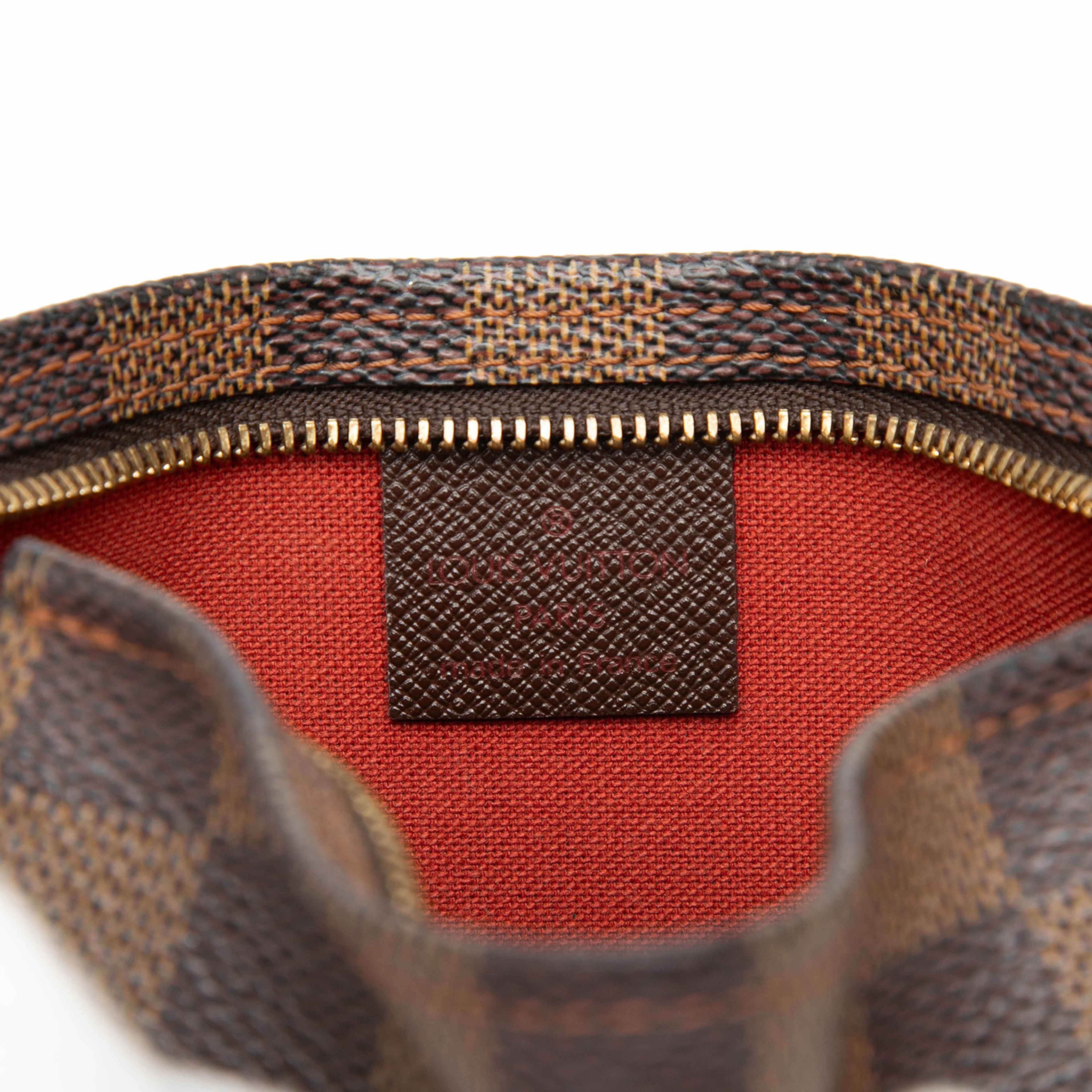 Louis Vuitton Damier Ebene Trousse Pochette, från Luxclusif, i färgen brown. Klicka för att öppna bilden i stort format