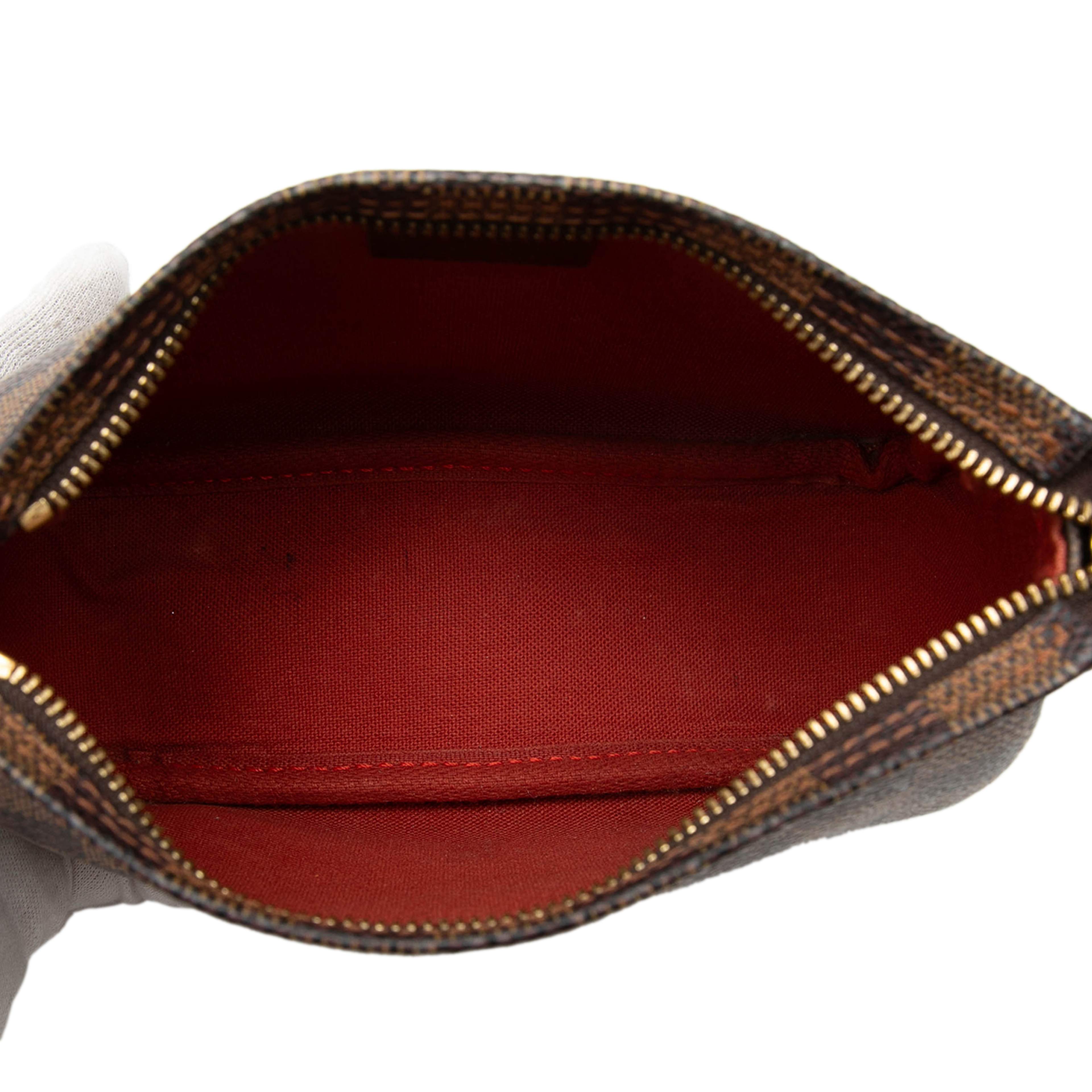 Louis Vuitton Damier Ebene Trousse Pochette, från Luxclusif, i färgen brown. Klicka för att öppna bilden i stort format