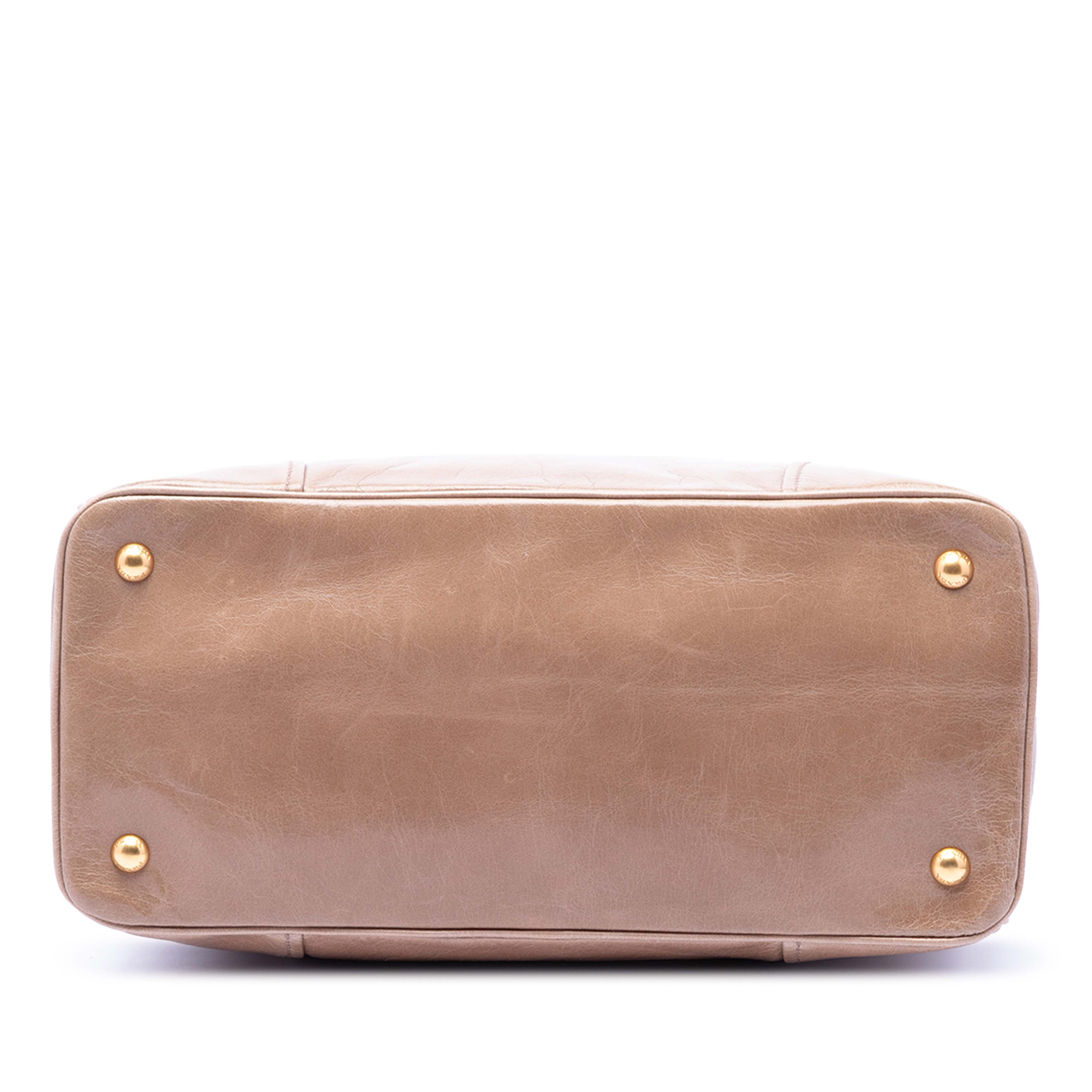 Prada Vitello Shine Satchel, från Luxclusif, i färgen brown. Klicka för att öppna bilden i stort format