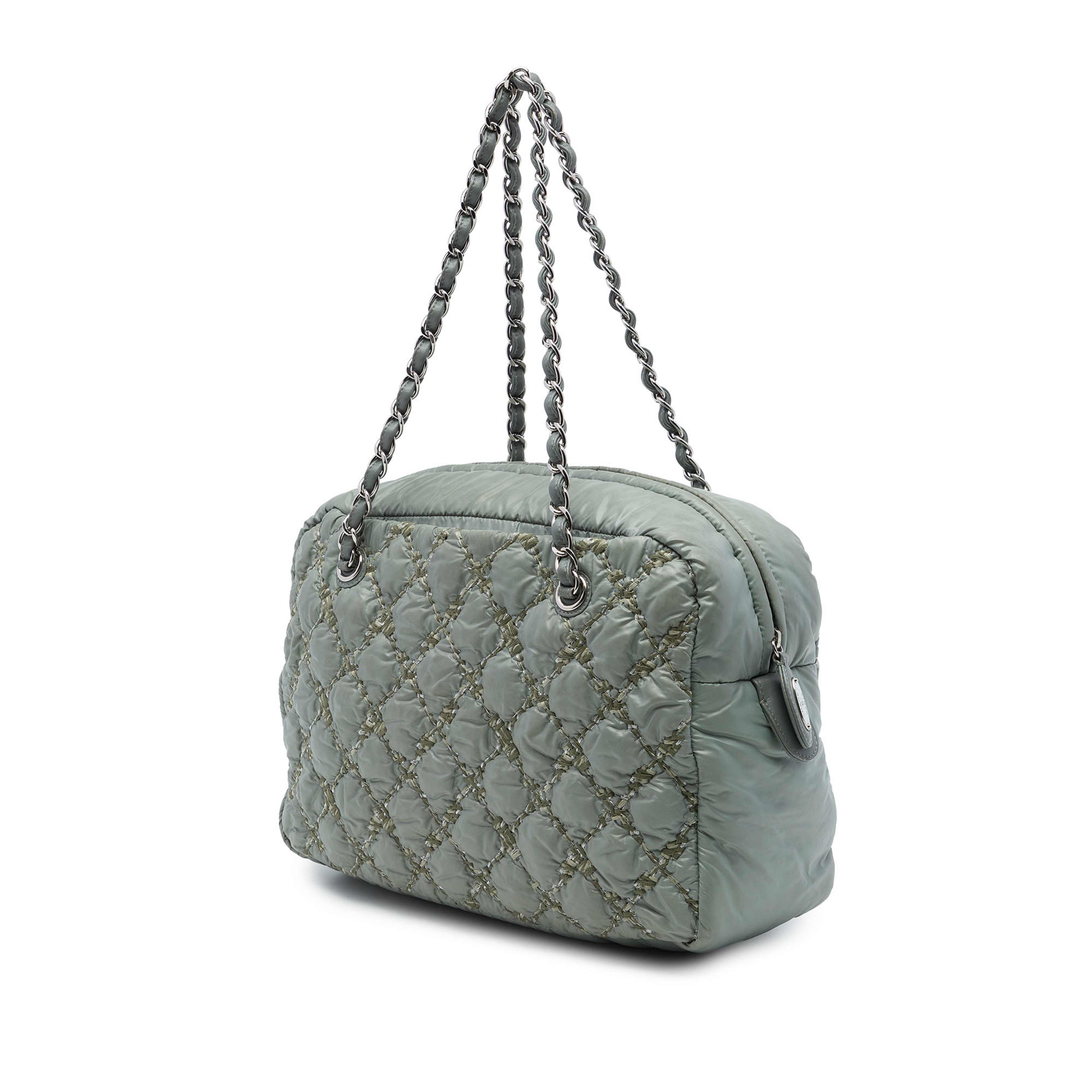 Chanel Paris Byzance Nylon Tweed On Stitch Bowler Bag, från Luxclusif, i färgen grå. Klicka för att öppna bilden i stort format