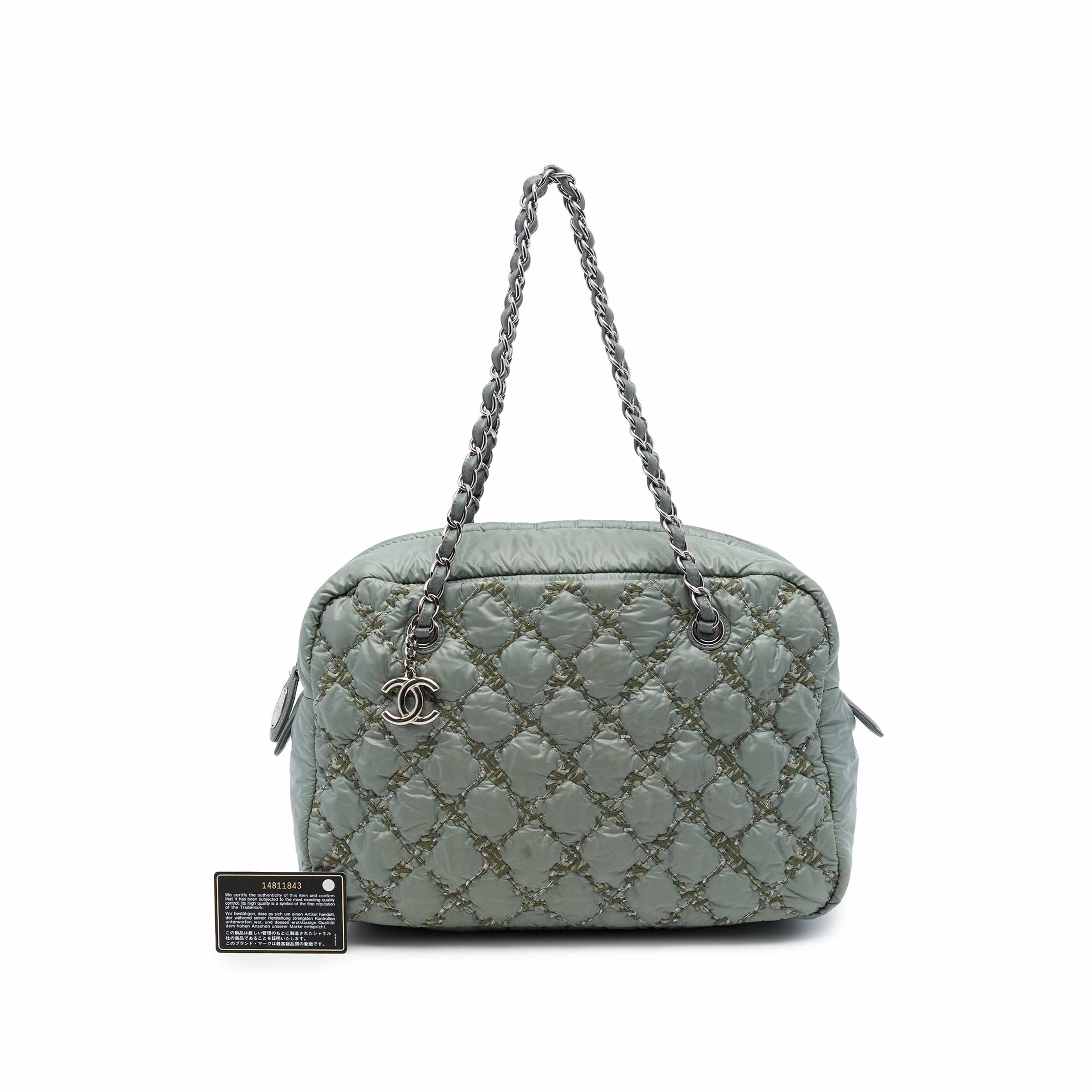 Chanel Paris Byzance Nylon Tweed On Stitch Bowler Bag, från Luxclusif, i färgen grå. Klicka för att öppna bilden i stort format