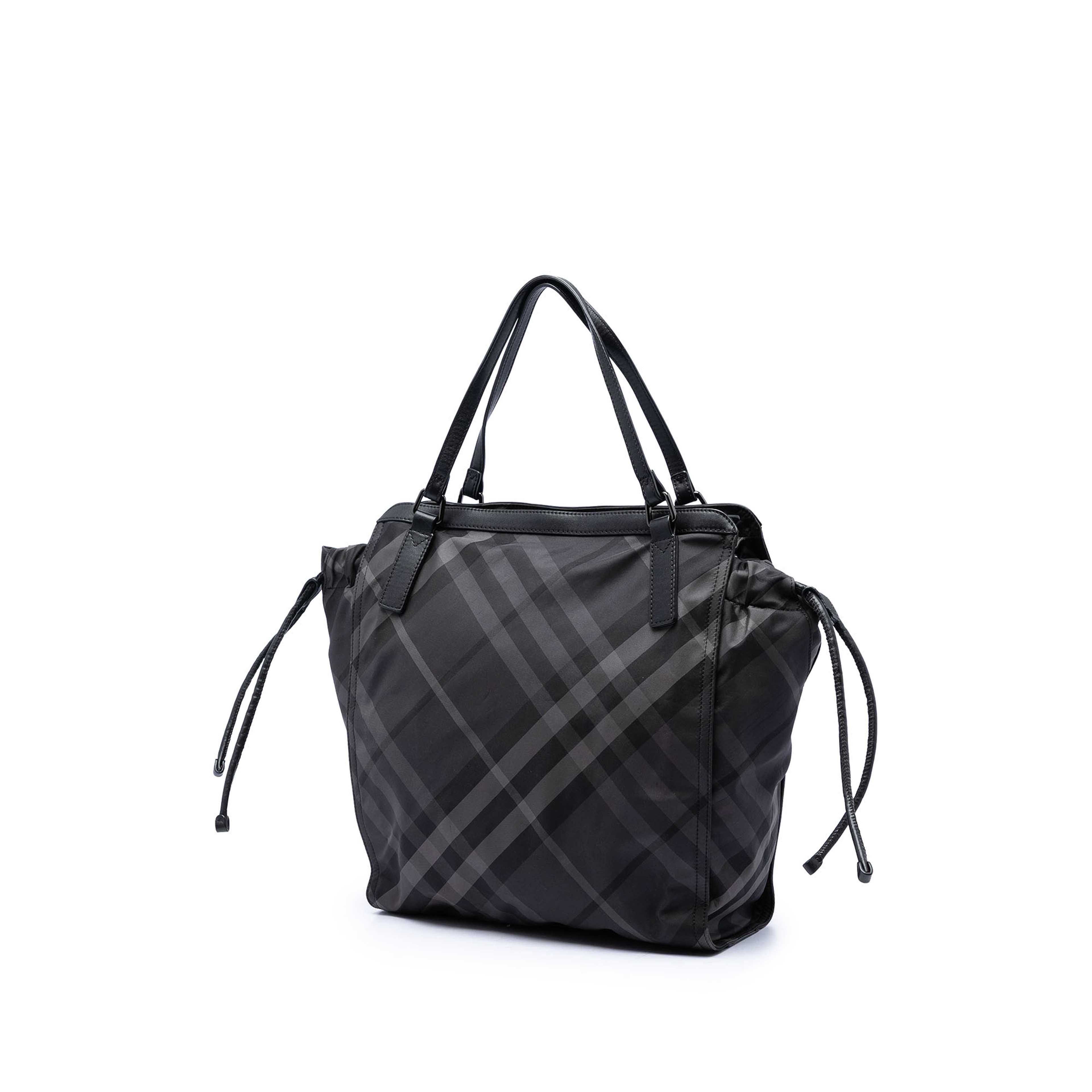 Burberry Smoke Check Nylon Buckleigh Tote, från Luxclusif, i färgen svart. Klicka för att öppna bilden i stort format