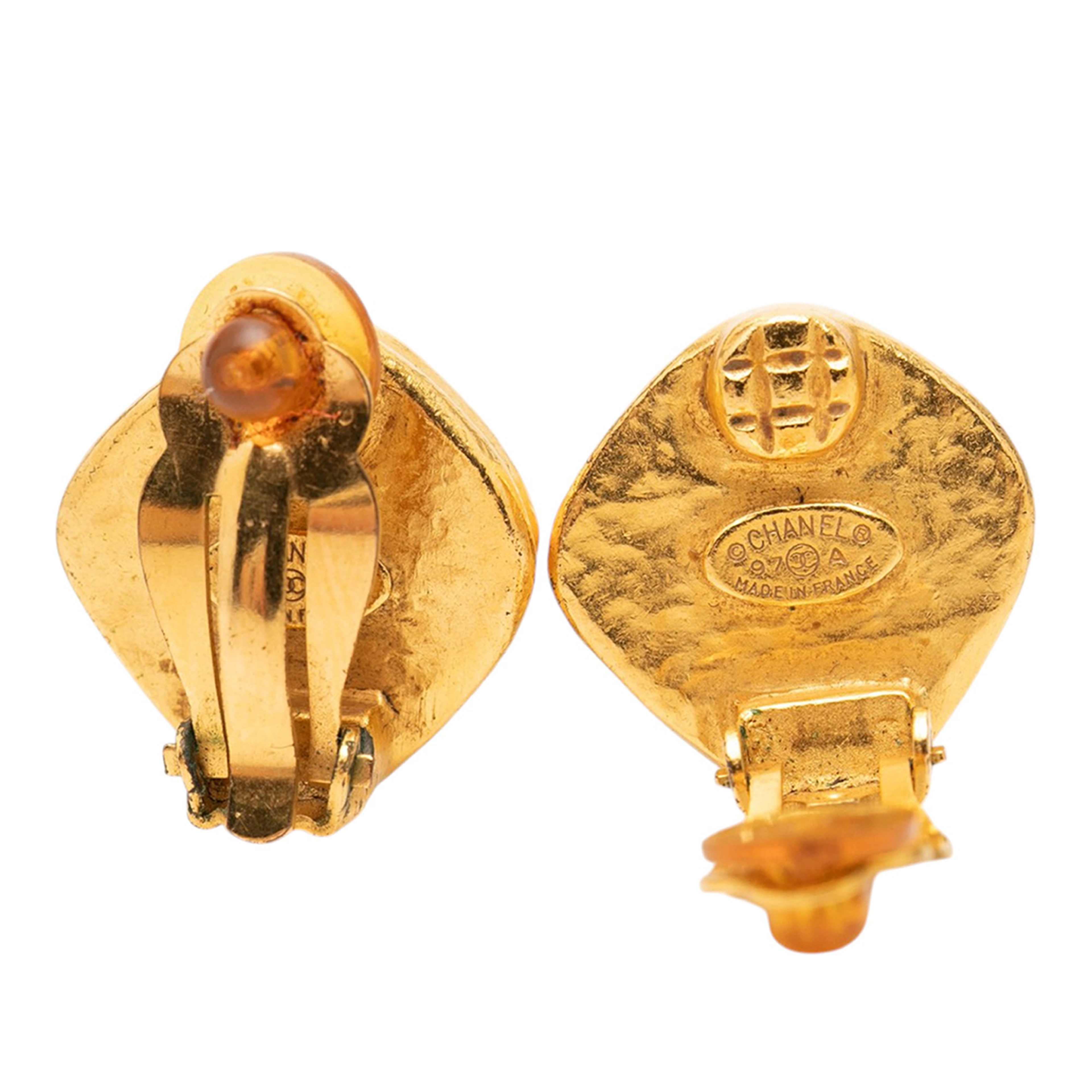Chanel Cc Gold And Silver Plated Rhombus Clip On Earrings, från Luxclusif, i färgen guld. Klicka för att öppna bilden i stort format