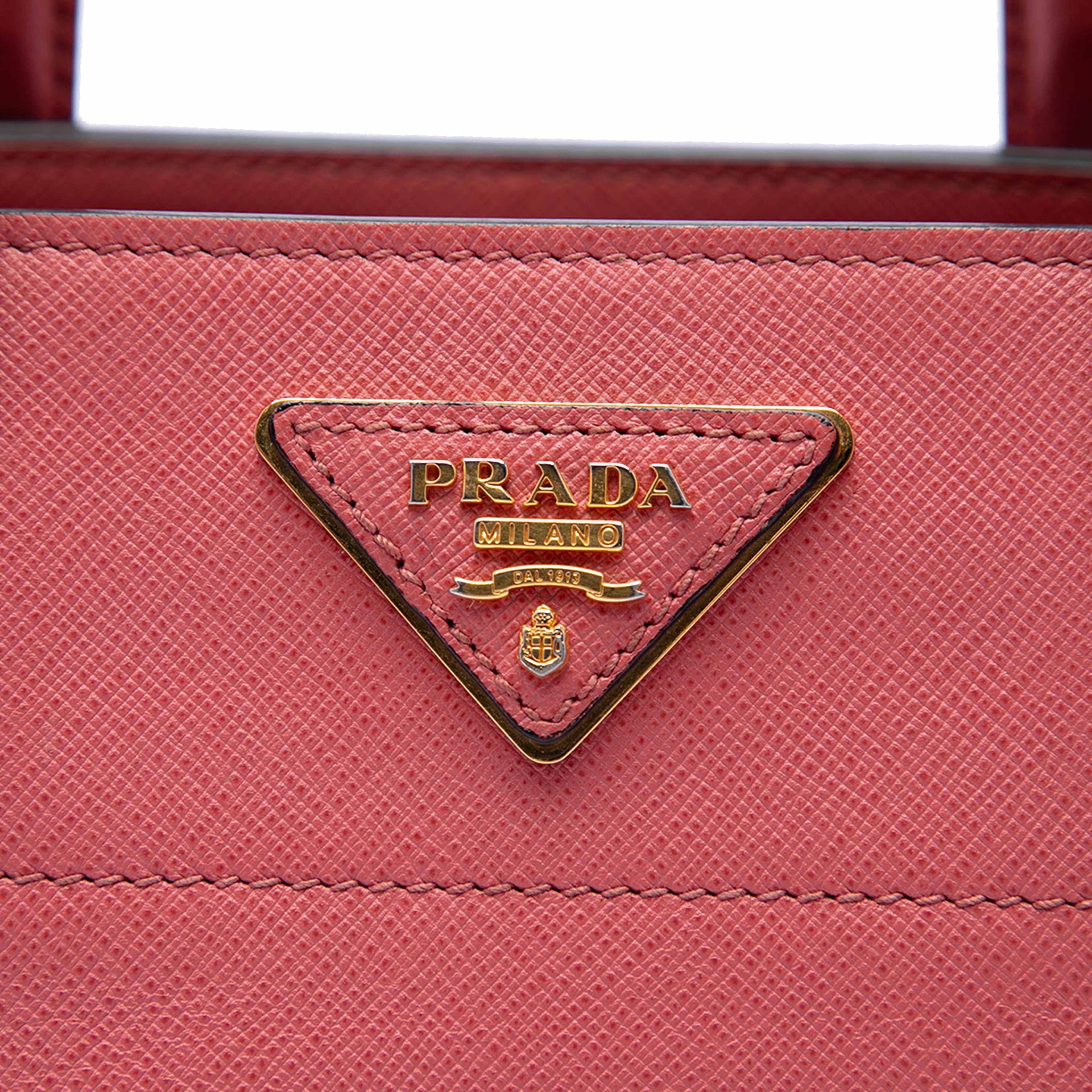 Prada Saffiano Soft Triple Pocket Tote, från Luxclusif, i färgen rosa. Klicka för att öppna bilden i stort format