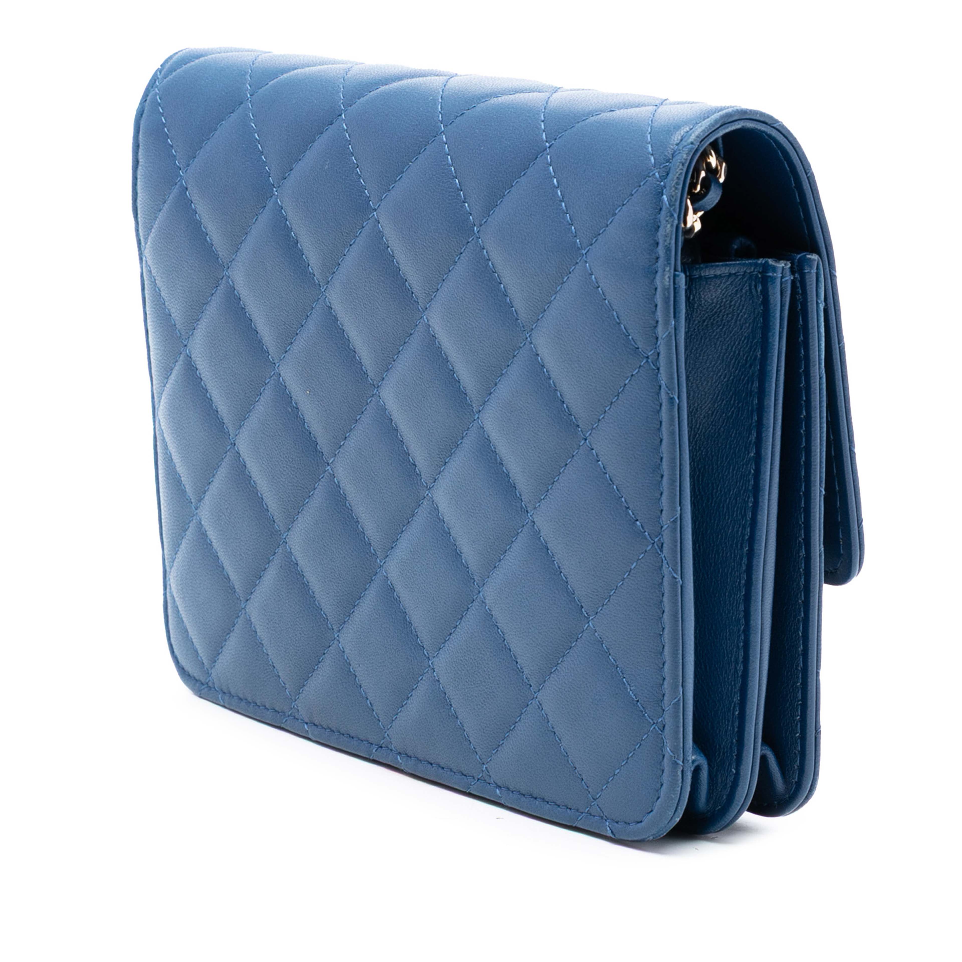 Chanel Cc Square Quilted Lambskin Wallet On Chain, från Luxclusif, i färgen blue. Klicka för att öppna bilden i stort format