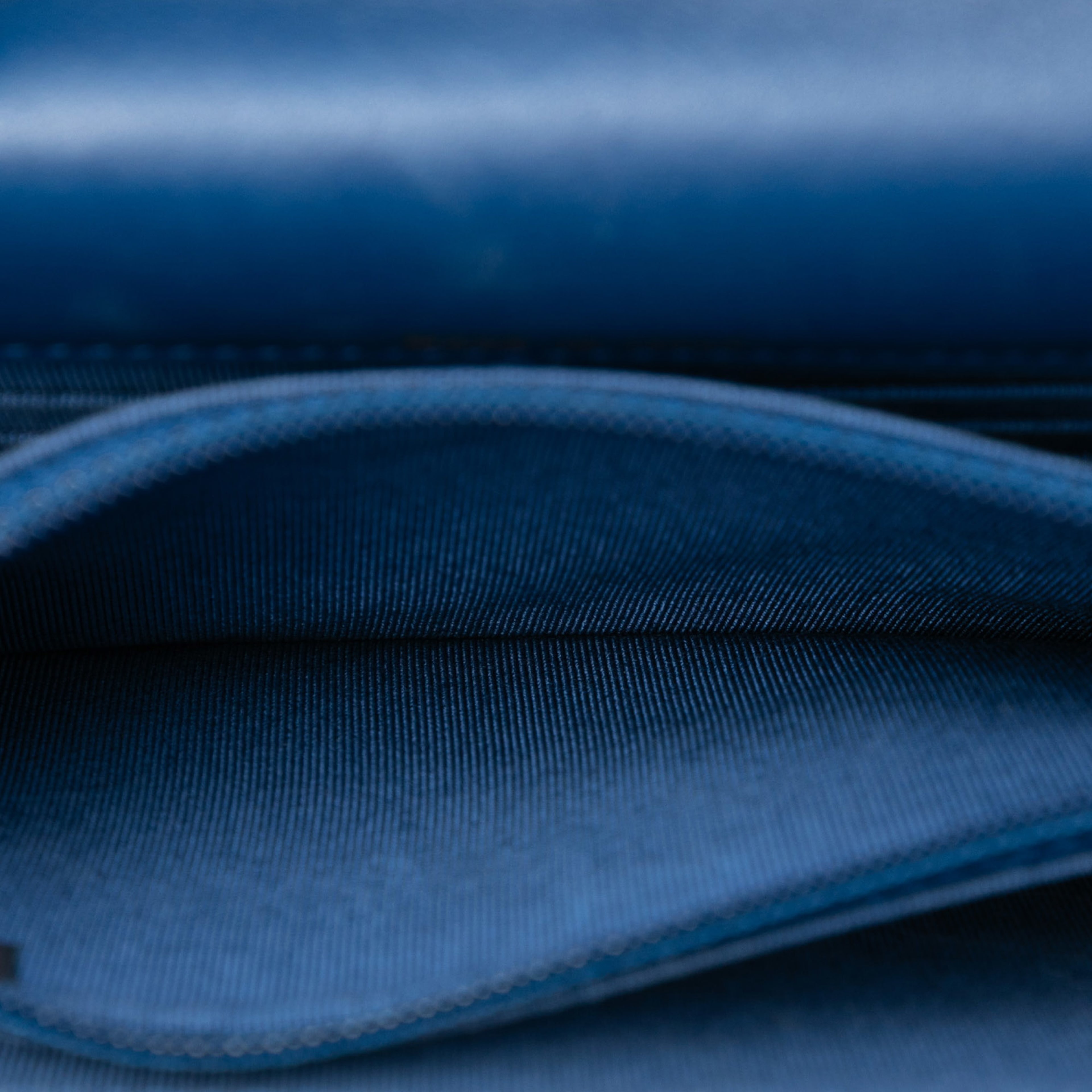 Chanel Cc Square Quilted Lambskin Wallet On Chain, från Luxclusif, i färgen blue. Klicka för att öppna bilden i stort format