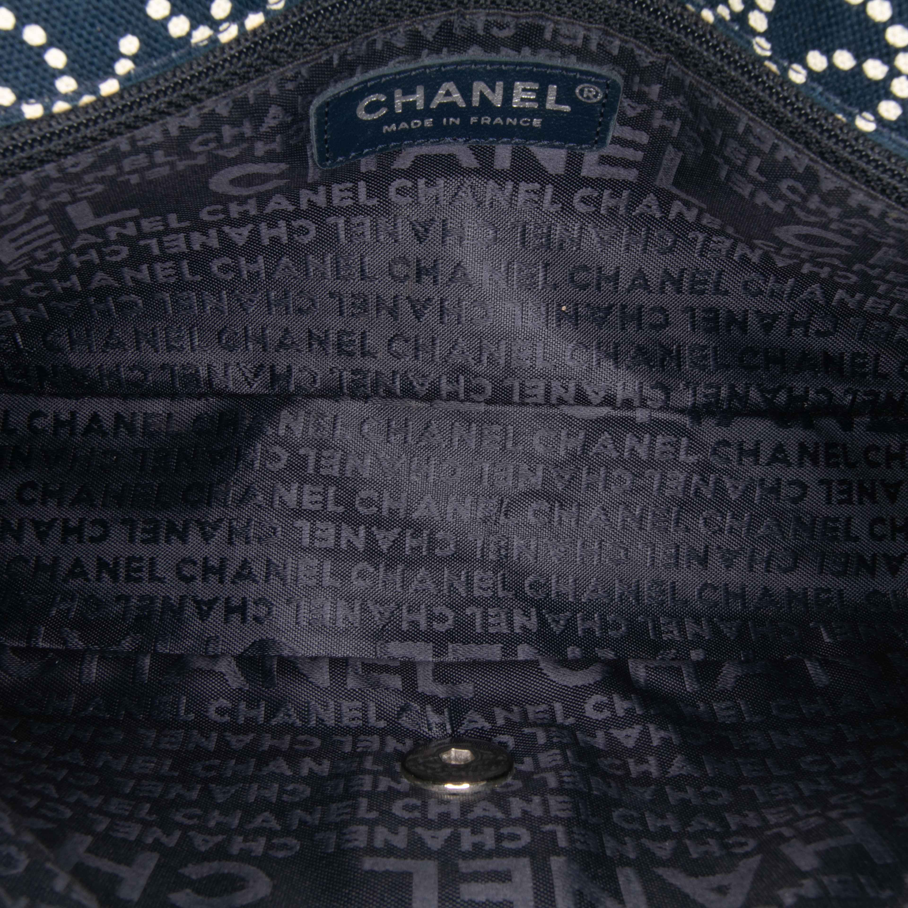 Chanel Small Printed Canvas Cc No. 5 Flap, från Luxclusif, i färgen dark blue. Klicka för att öppna bilden i stort format