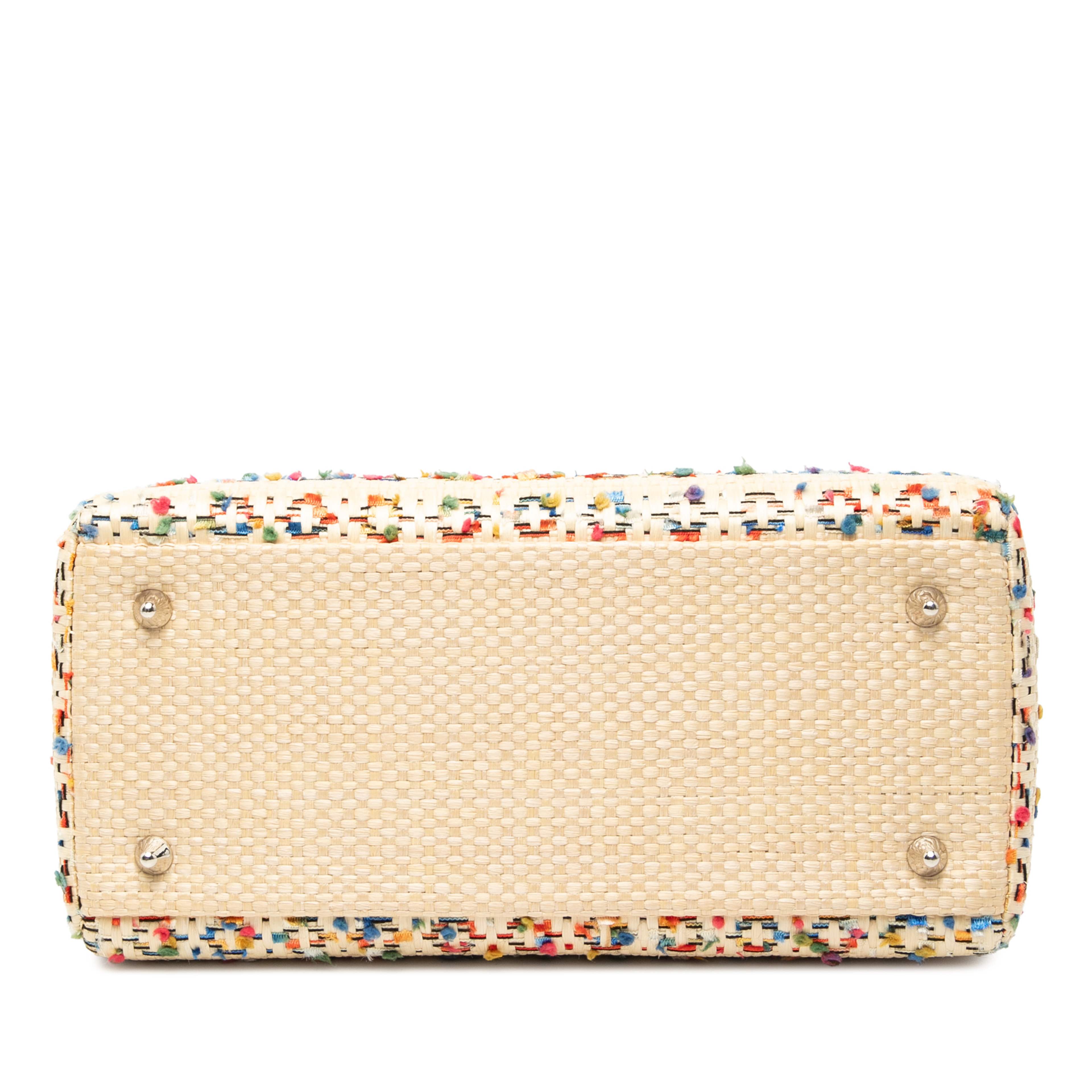 Dior Medium Woven Raffia Lady Dior, från Luxclusif, i färgen beige. Klicka för att öppna bilden i stort format