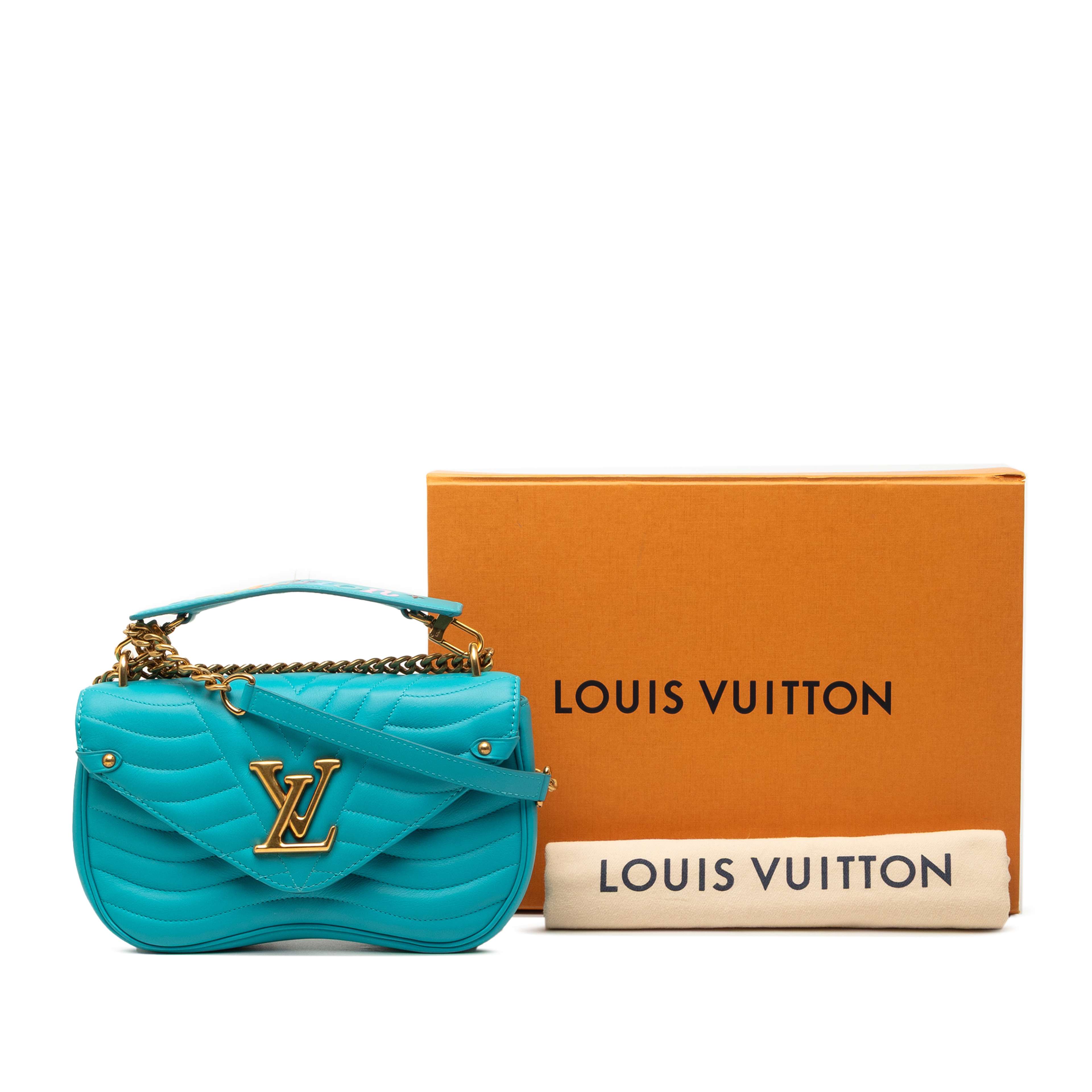 Louis Vuitton New Wave Chain Bag Mm, från Luxclusif, i färgen blå. Klicka för att öppna bilden i stort format