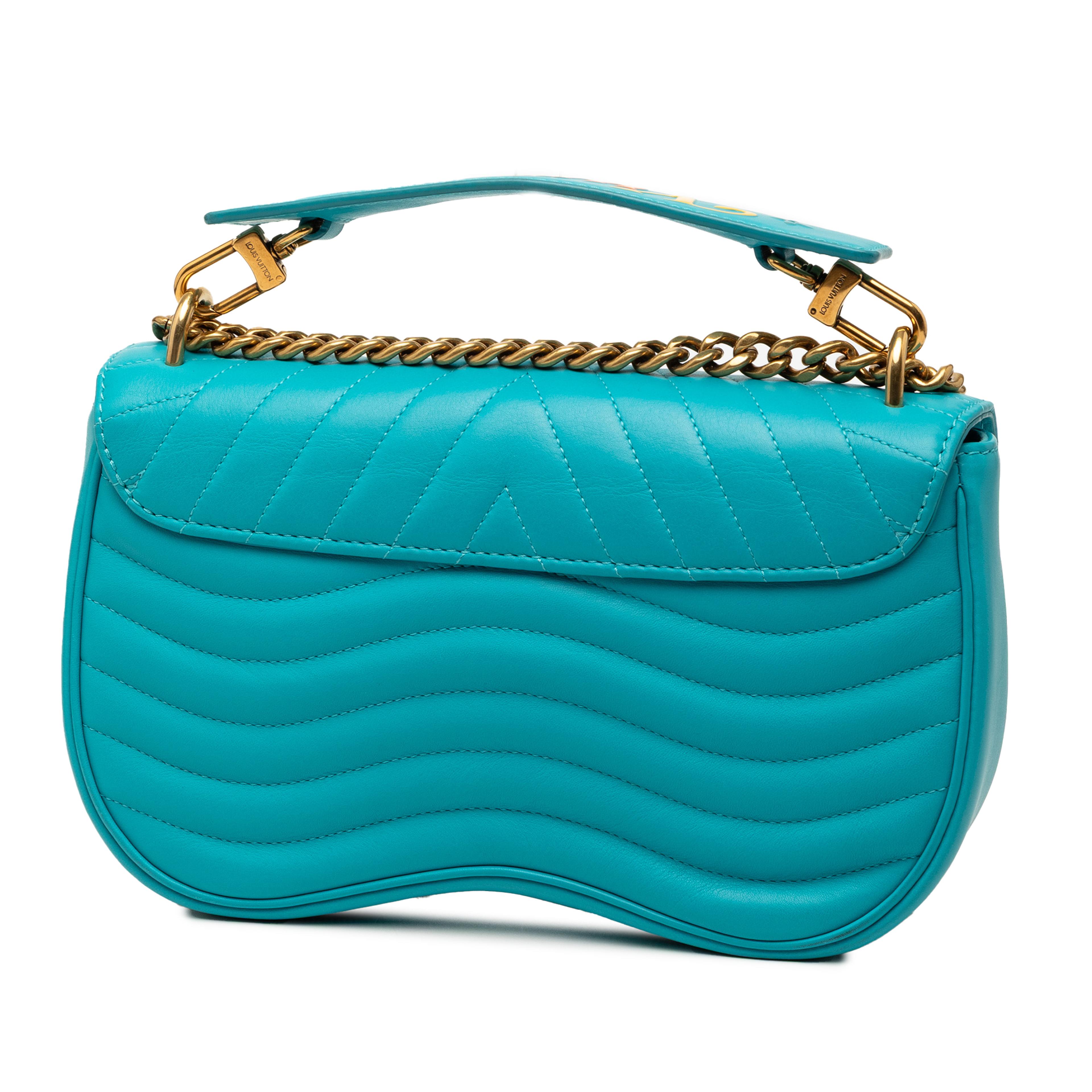 Louis Vuitton New Wave Chain Bag Mm, från Luxclusif, i färgen blå. Klicka för att öppna bilden i stort format