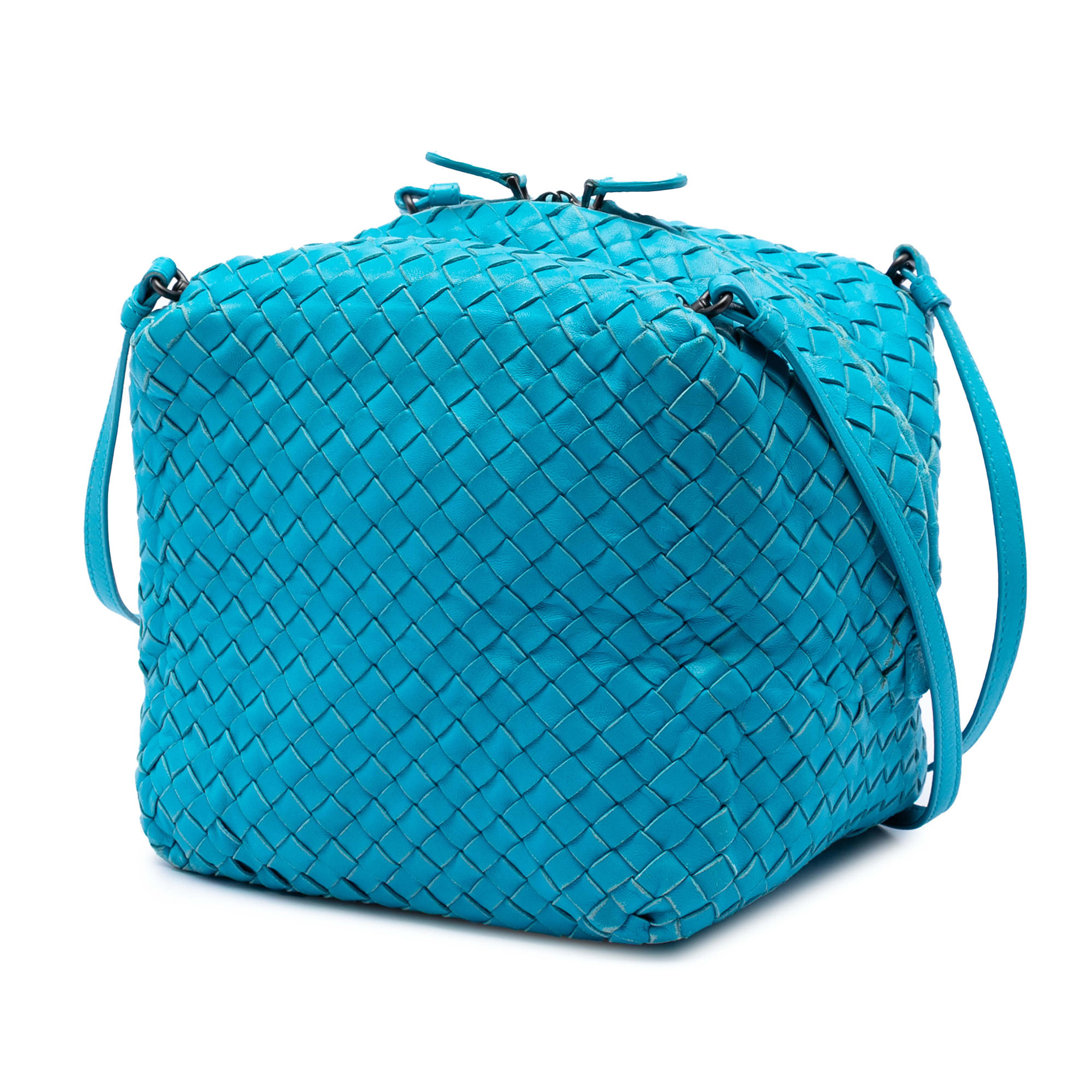 Bottega Veneta Nappa Intrecciato Cube Crossbody, från Luxclusif, i färgen blå. Klicka för att öppna bilden i stort format