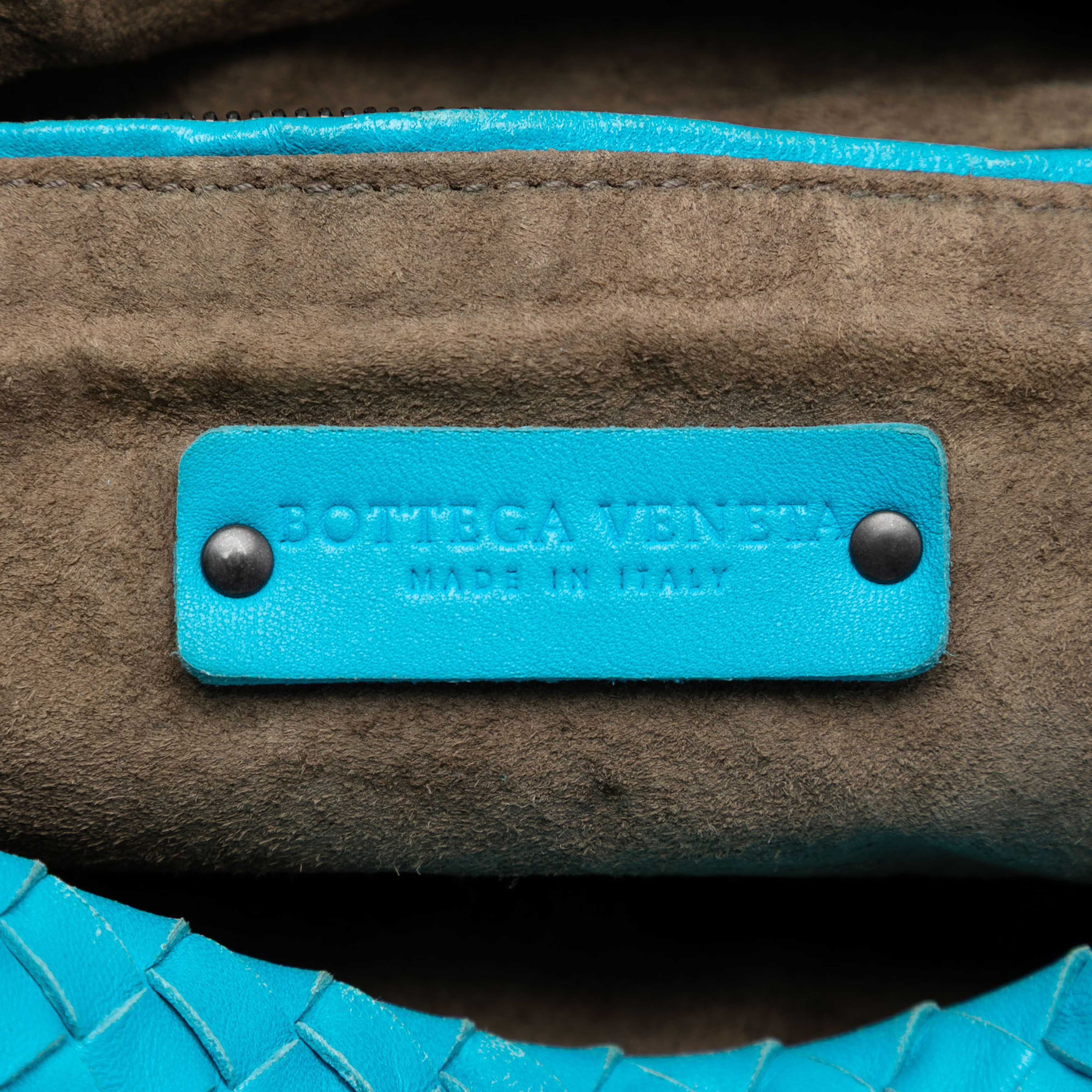 Bottega Veneta Nappa Intrecciato Cube Crossbody, från Luxclusif, i färgen turquoise. Klicka för att öppna bilden i stort format